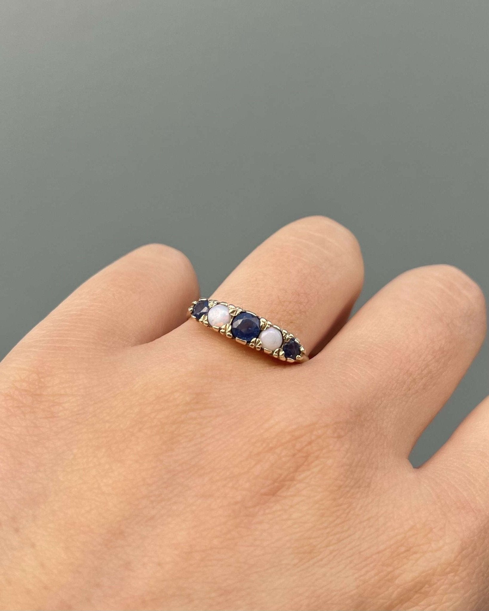 Bague Vintage Rivière Saphirs &amp; Opales "Tia" - Elliade Paris