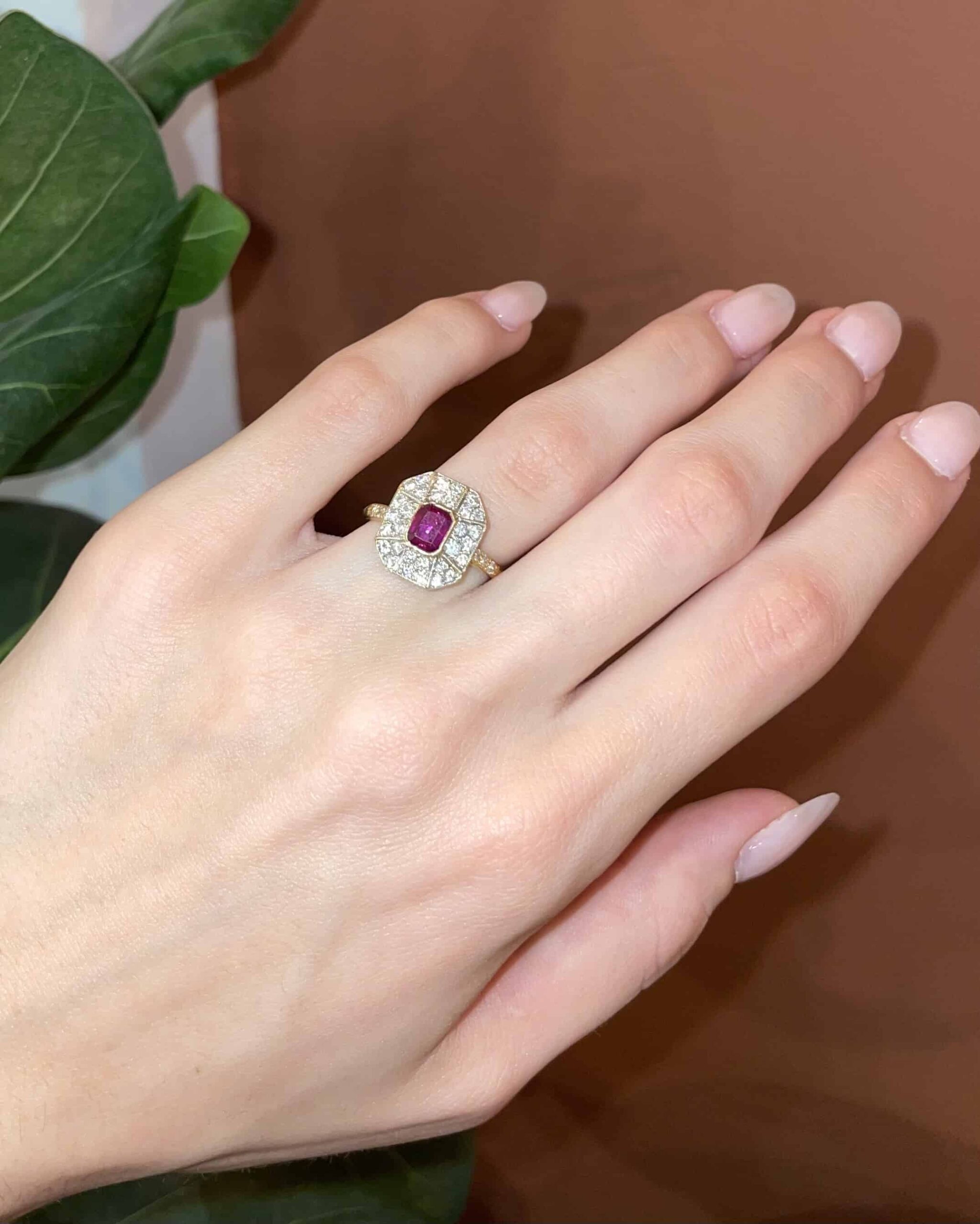 Anillo estilo Art Déco con rubí de 0,60 quilates y 36 diamantes "Lancel"