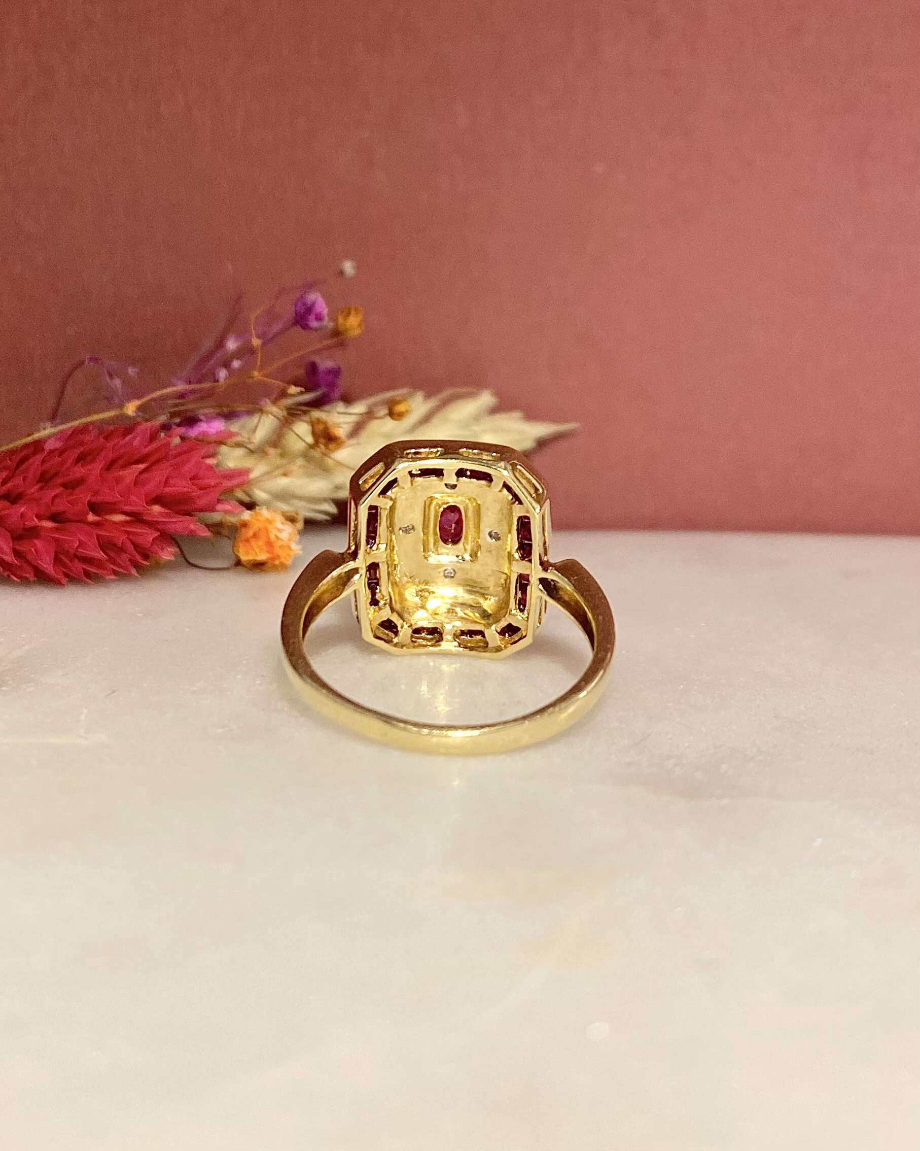 Bague Style Art-Déco 25 Rubis &amp; Diamants "Paisley" - Elliade Paris