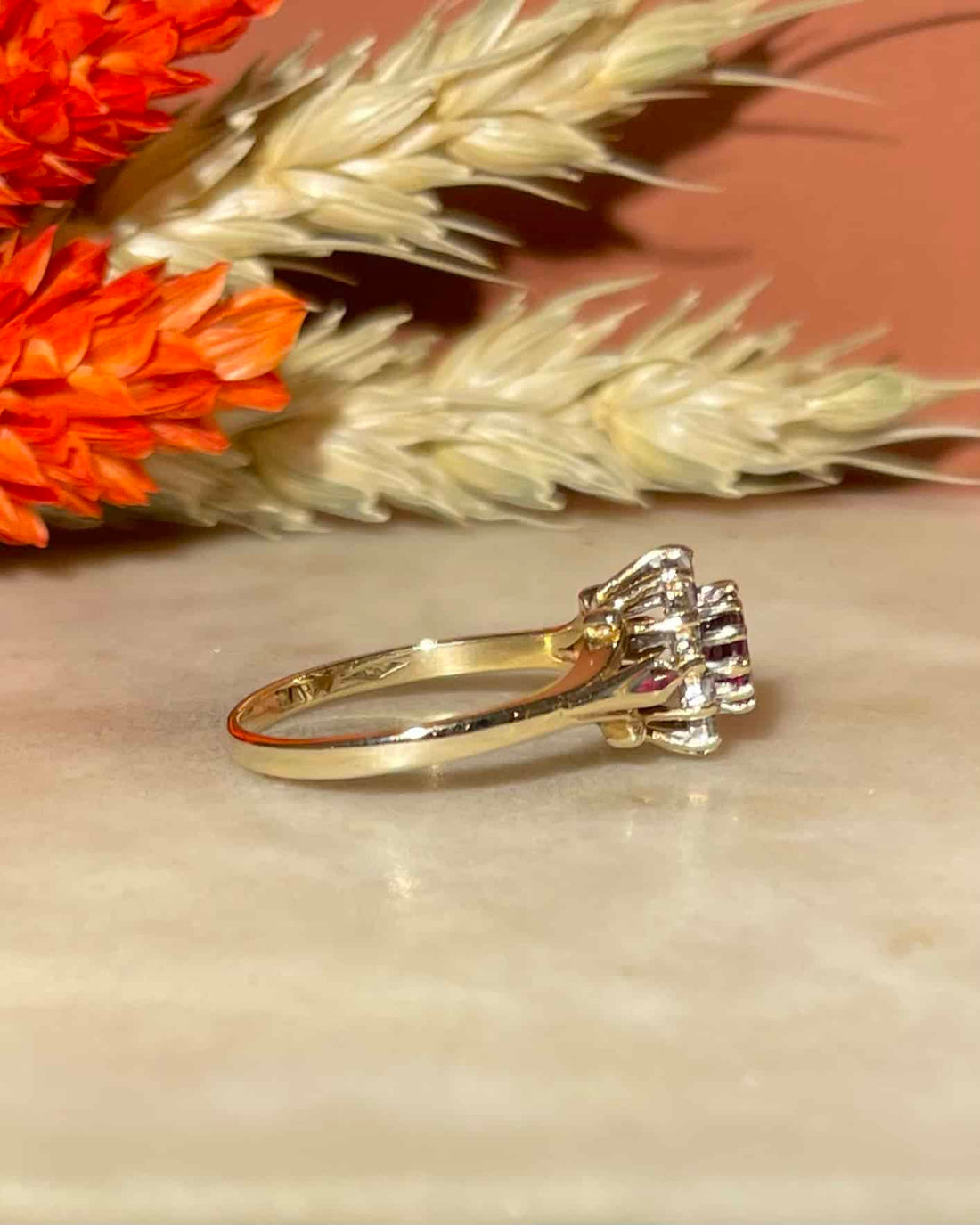 Anillo &quot;Annamé&quot; con rubí y 12 diamantes en forma de margarita