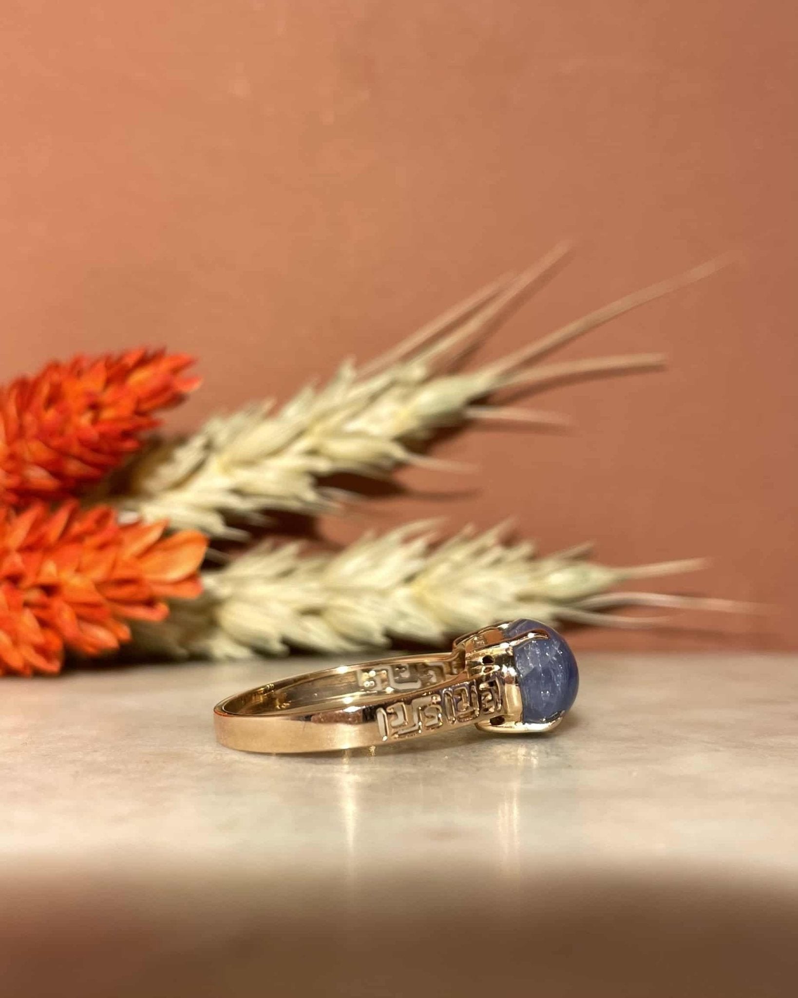 Bague Vintage Saphir 5.20 carats cabochon &quot;Antonia&quot; - Elliade Paris