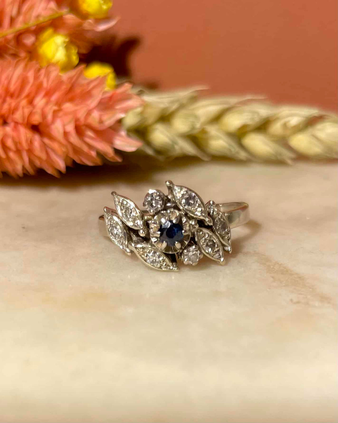 Bague Vintage Saphir &amp; 8 Diamants &quot;Avory&quot; - Elliade Paris