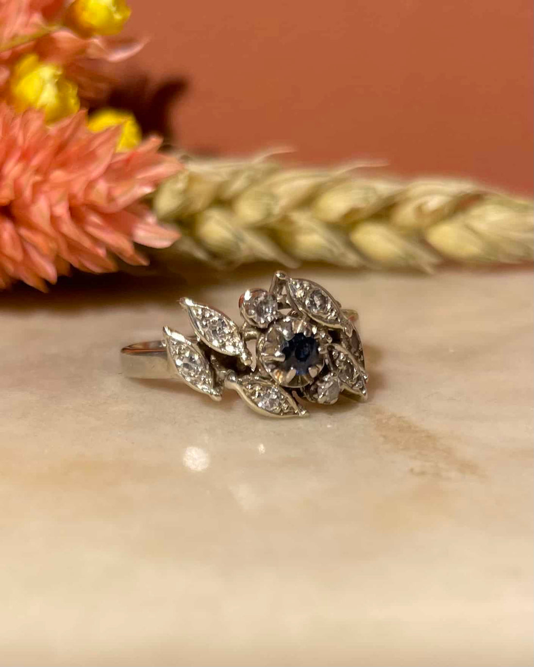 Bague Vintage Saphir &amp; 8 Diamants &quot;Avory&quot; - Elliade Paris