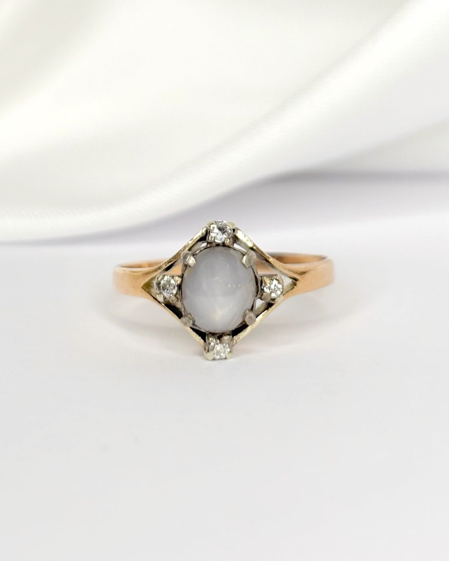 Bague Vintage Saphir Étoilé 1.20 carat &amp; Diamants "Ester" - Elliade Paris