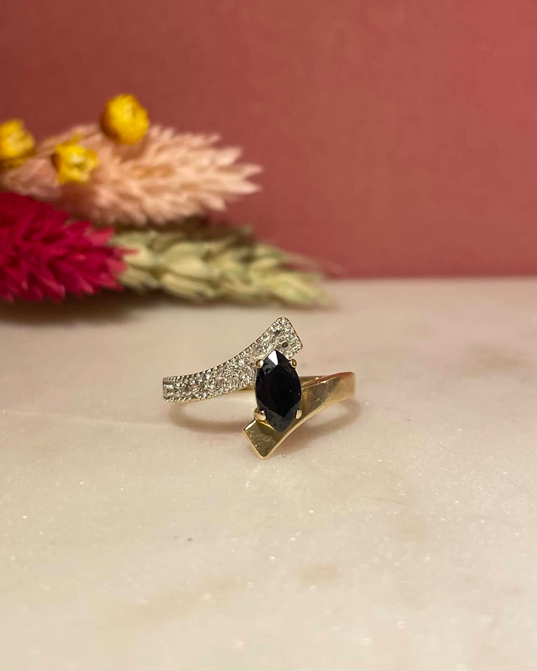 Bague Vintage Saphir Marquise 0.70 carat &amp; Diamants &quot;Gaya&quot; - Elliade Paris