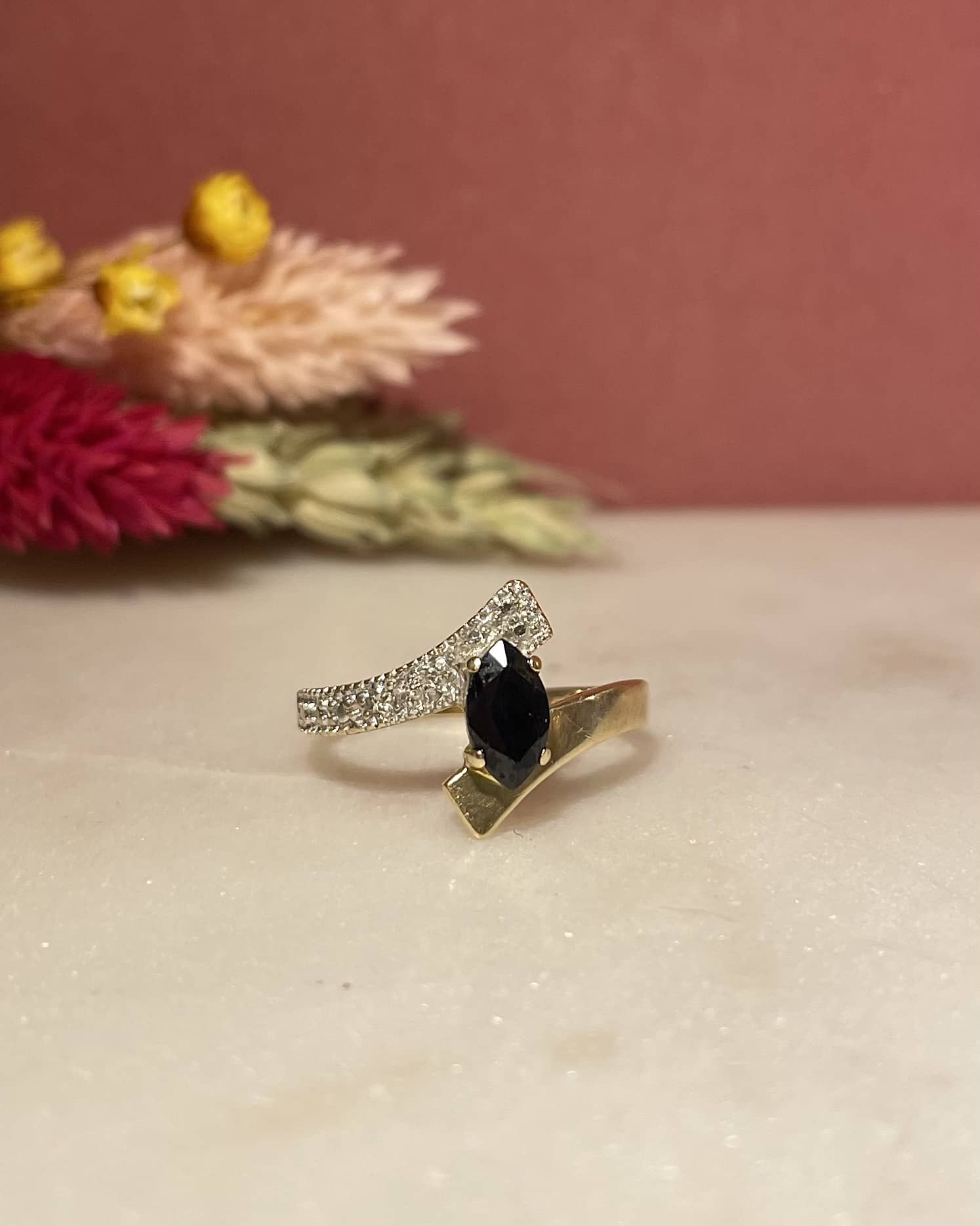 Bague Vintage Saphir Marquise 0.70 carat &amp; Diamants "Gaya" - Elliade Paris