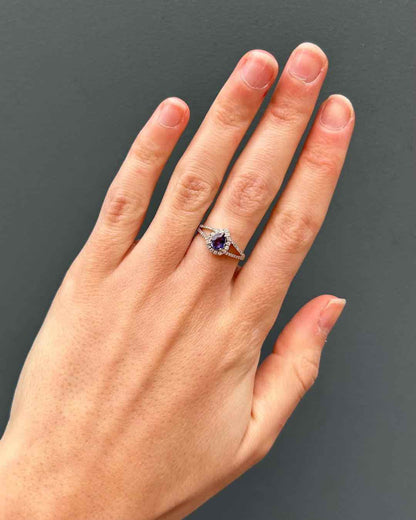 Bague Vintage Saphir Violet 0.75 carat et 43 Diamants &quot;Téa&quot; - Elliade Paris