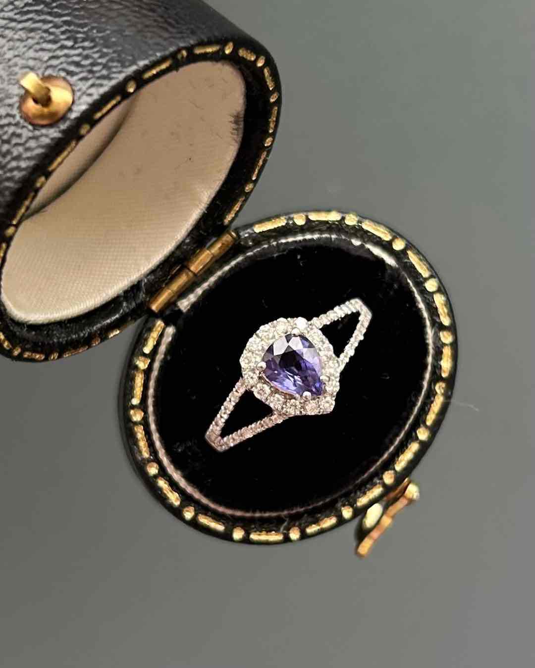 Bague Vintage Saphir Violet 0.75 carat et 43 Diamants &quot;Téa&quot; - Elliade Paris