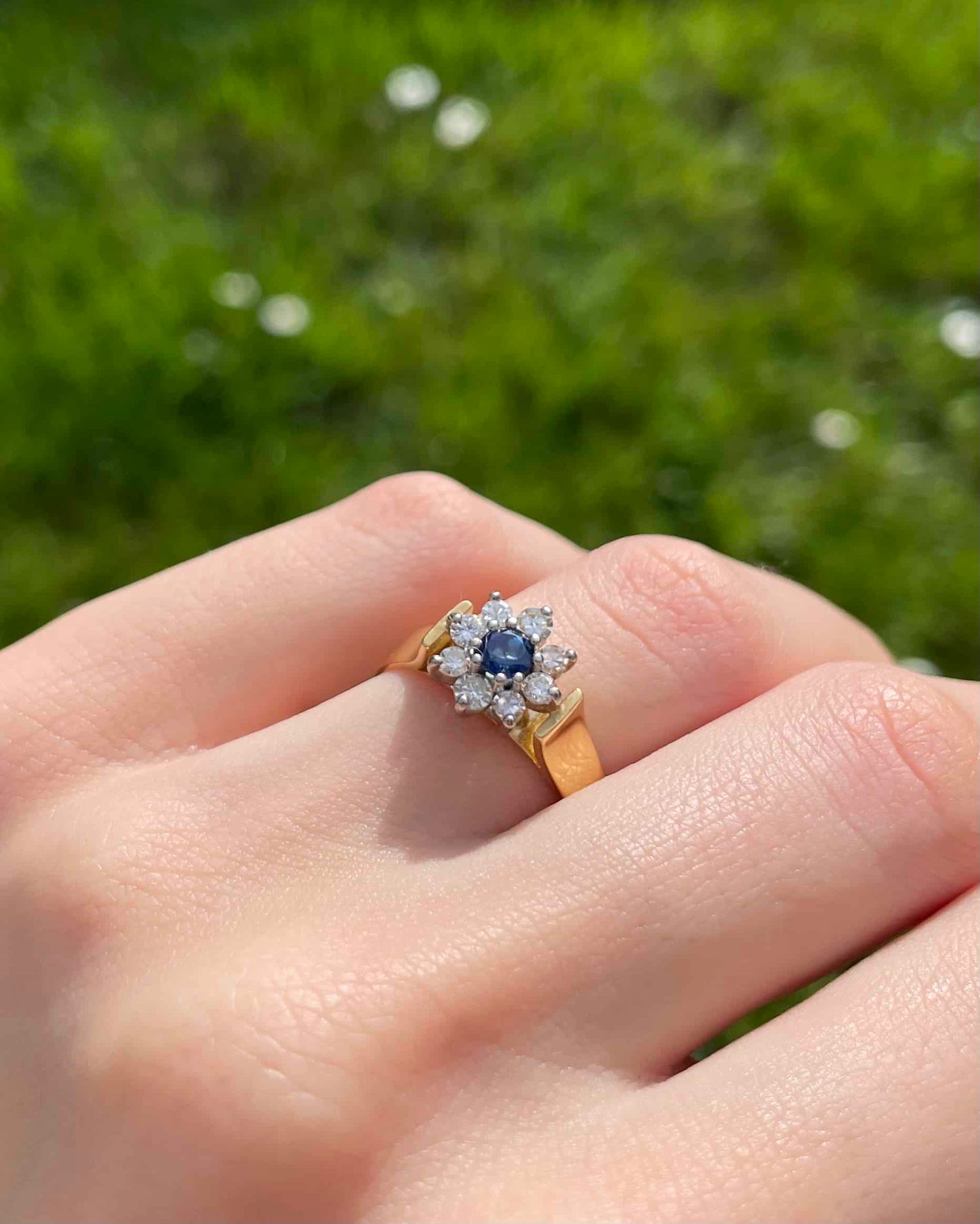 Anillo &quot;Sydney&quot; con zafiro y margarita de 8 diamantes
