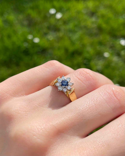 Anillo &quot;Sydney&quot; con zafiro y margarita de 8 diamantes