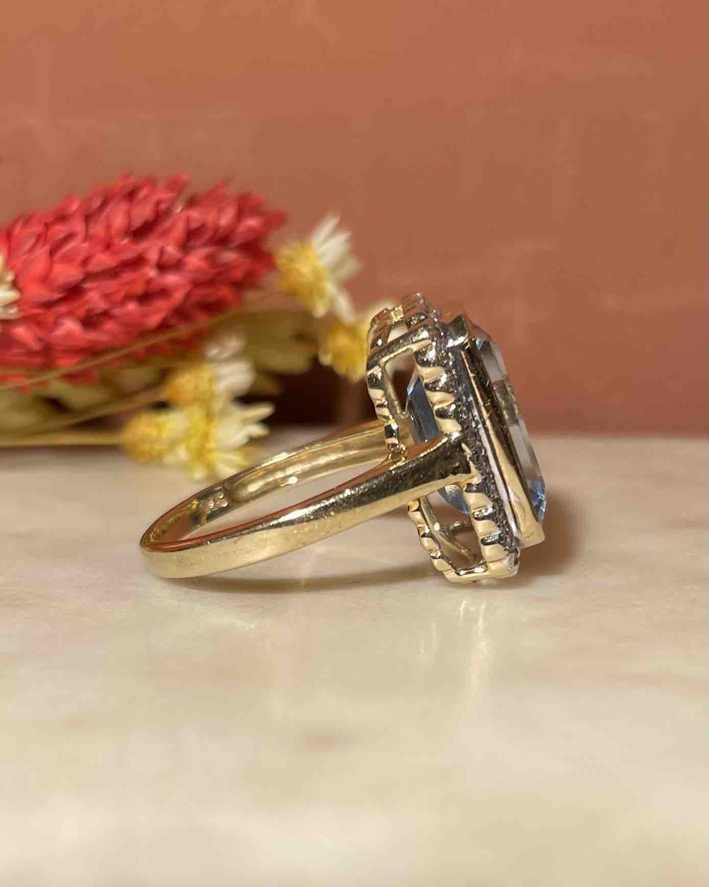Bague Vintage Topaze Bleue &amp; 32 Diamants "Jasmin" - Elliade Paris