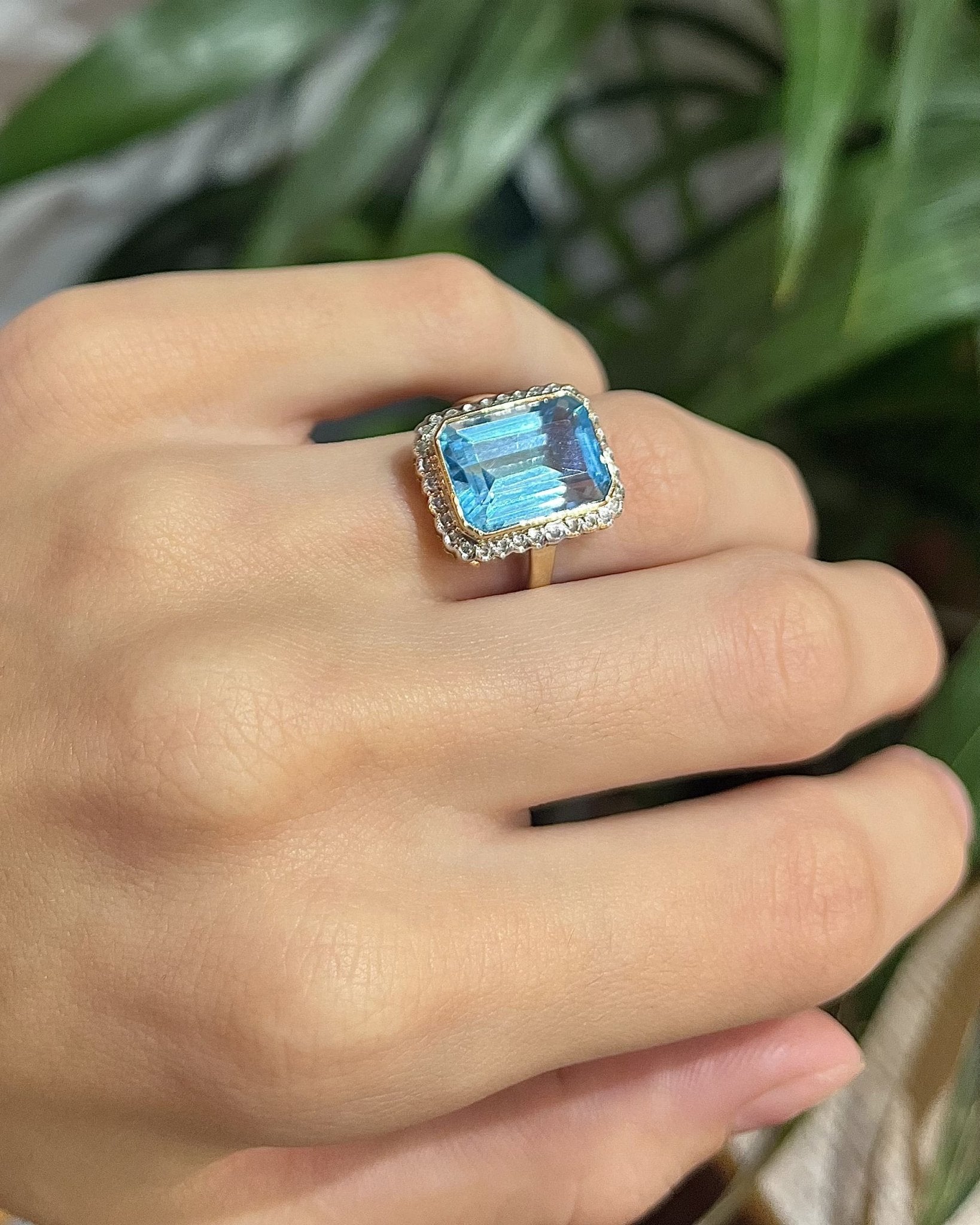 Bague Vintage Topaze Bleue &amp; 32 Diamants "Jasmin" - Elliade Paris