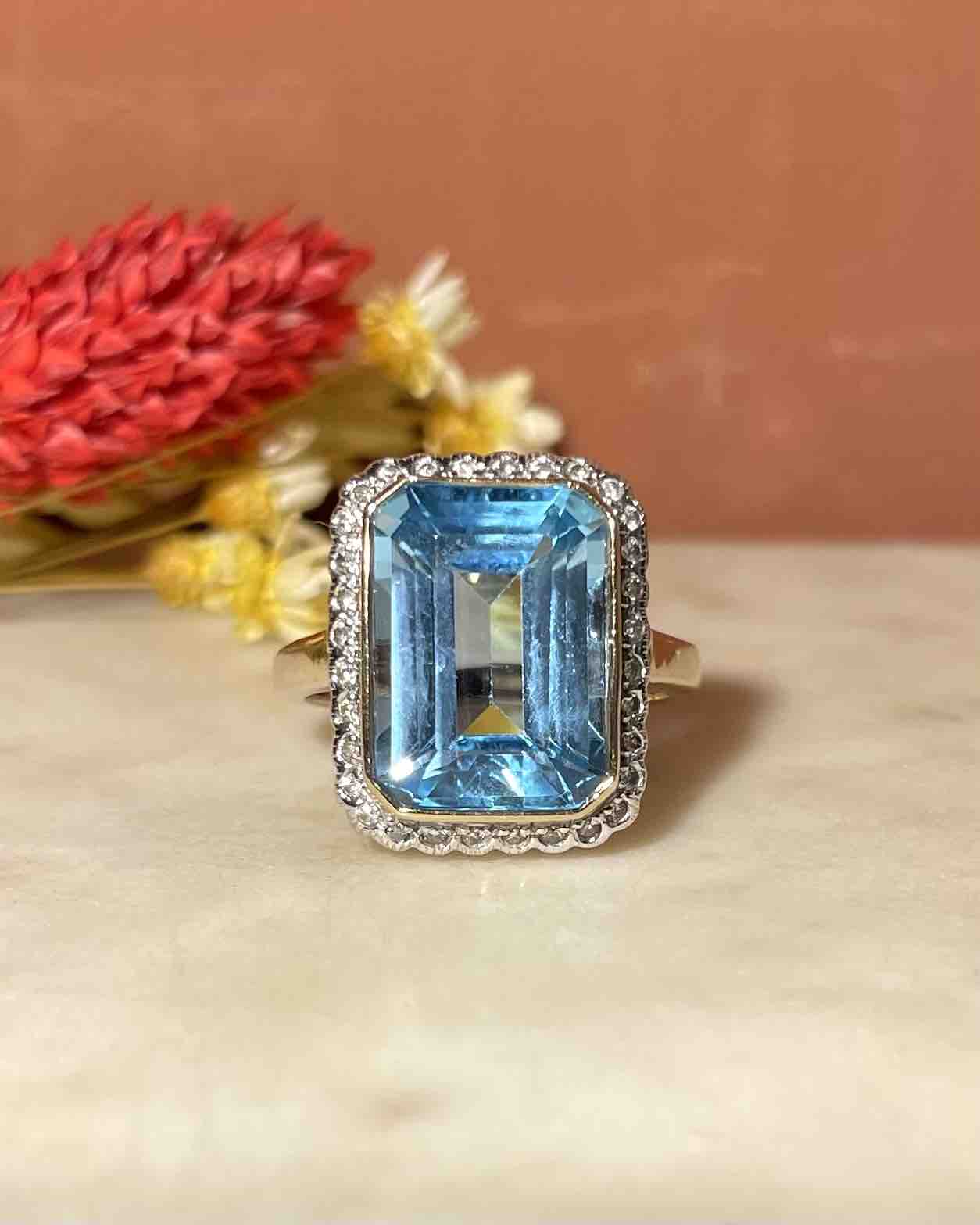 Bague Vintage Topaze Bleue &amp; 32 Diamants "Jasmin" - Elliade Paris
