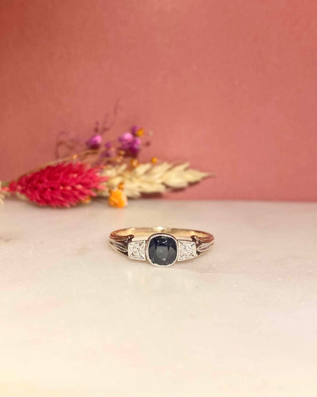 Bague Trilogie Art-Déco Saphir 0.90 carat &amp; Diamants &quot;Marie&quot;