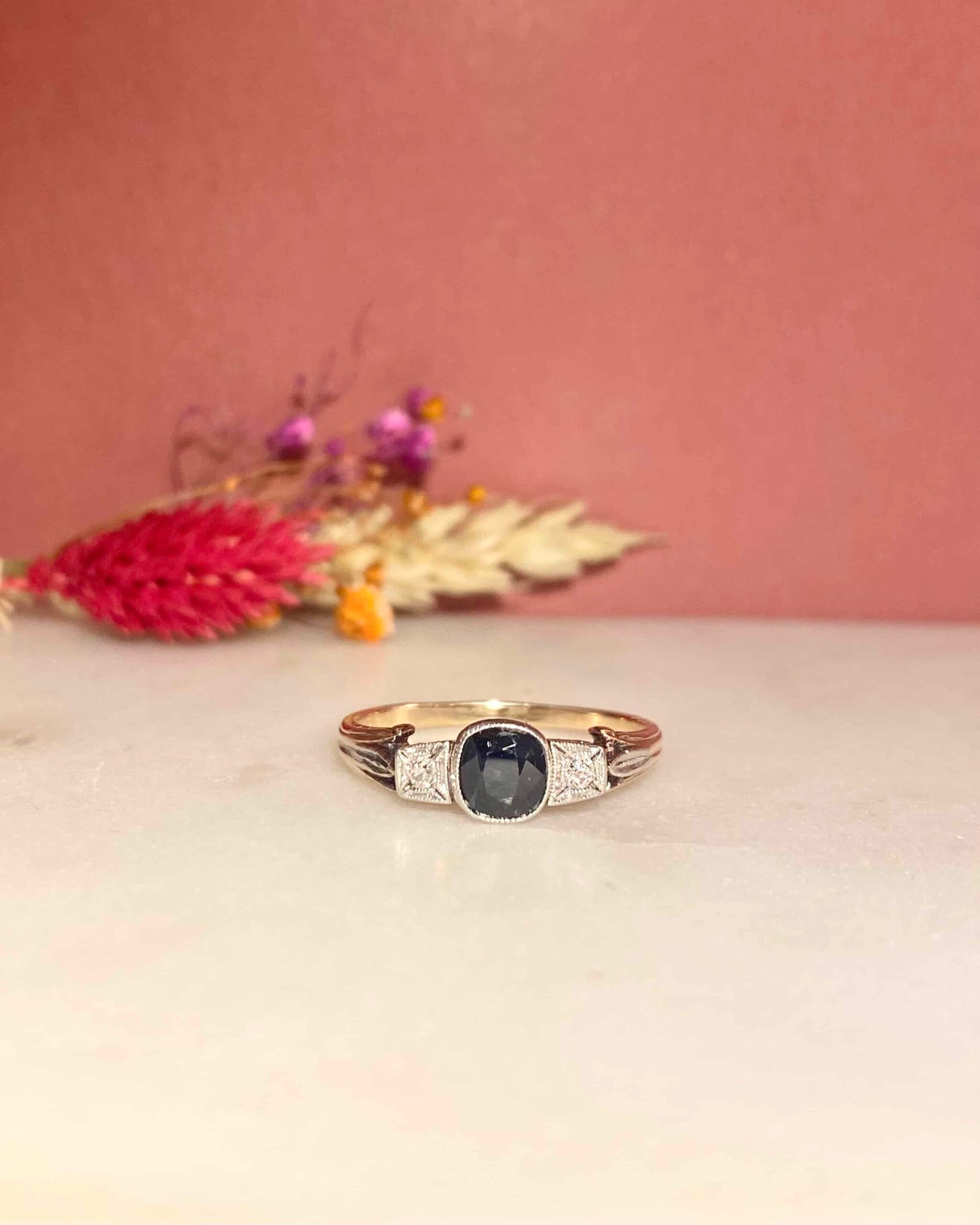 Bague Trilogie Art-Déco Saphir 0.90 carat &amp; Diamants &quot;Marie&quot;