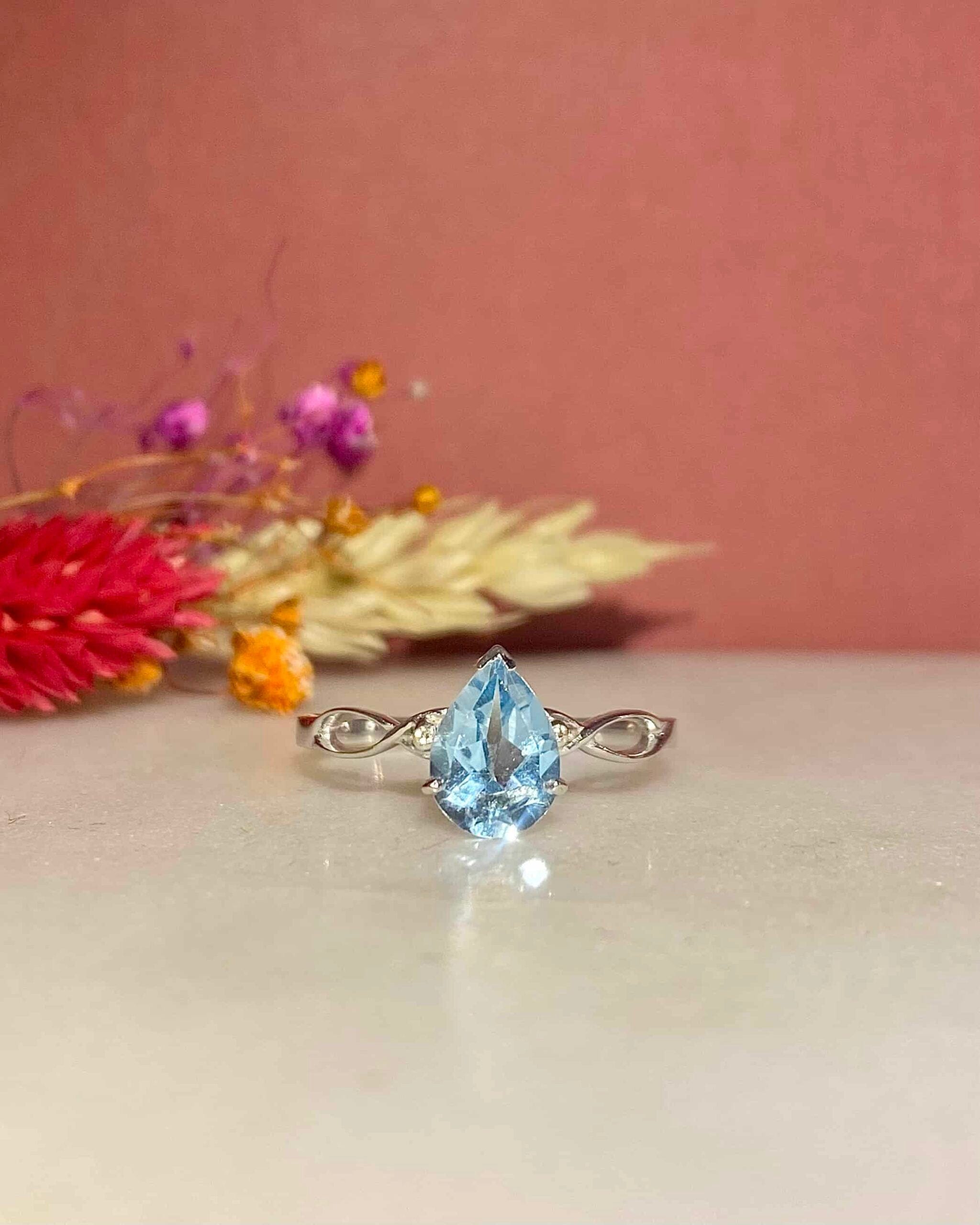 Anillo "Tina" de trilogía de topacio y diamantes de 1,20 quilates