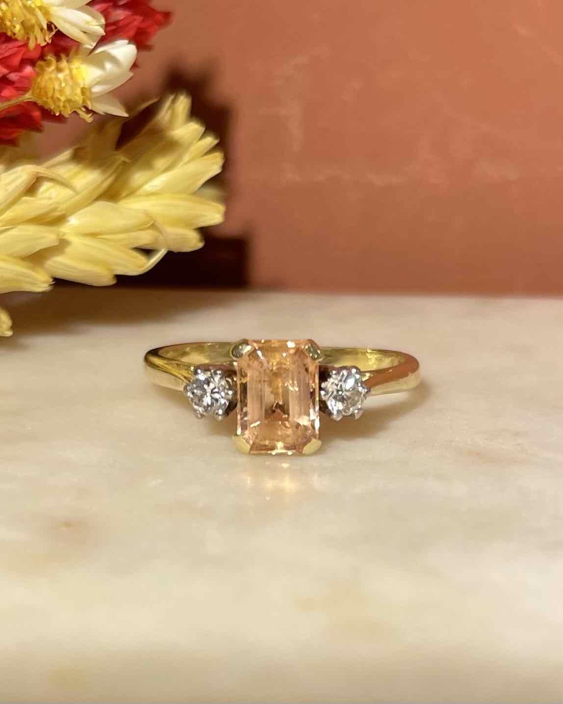 Anillo de trilogía de topacio imperial y diamantes "Selene"
