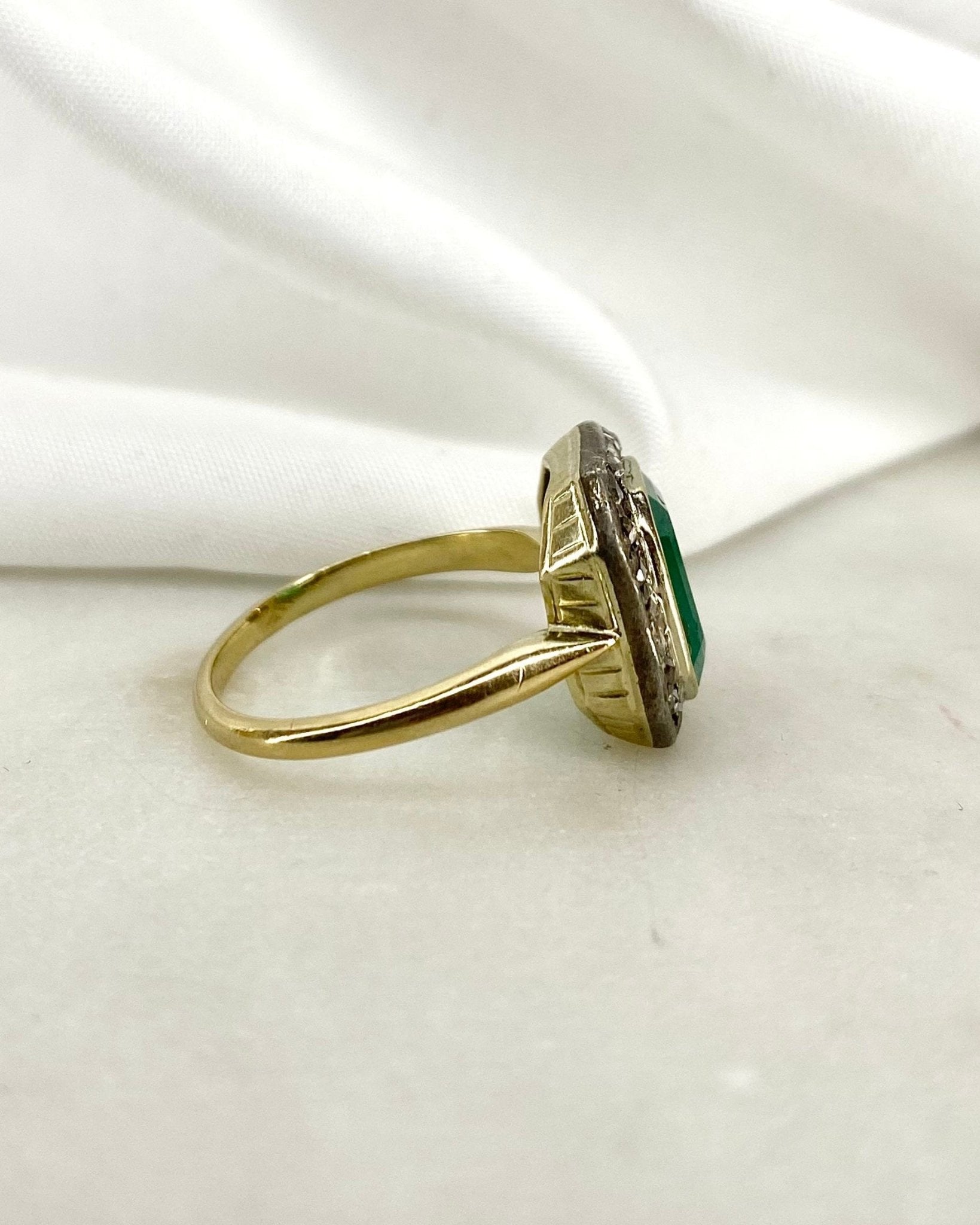 Bague XIXe siècle Marguerite Émeraude 2.65 carats &amp; 22 Diamants "Ornella" - Elliade Paris