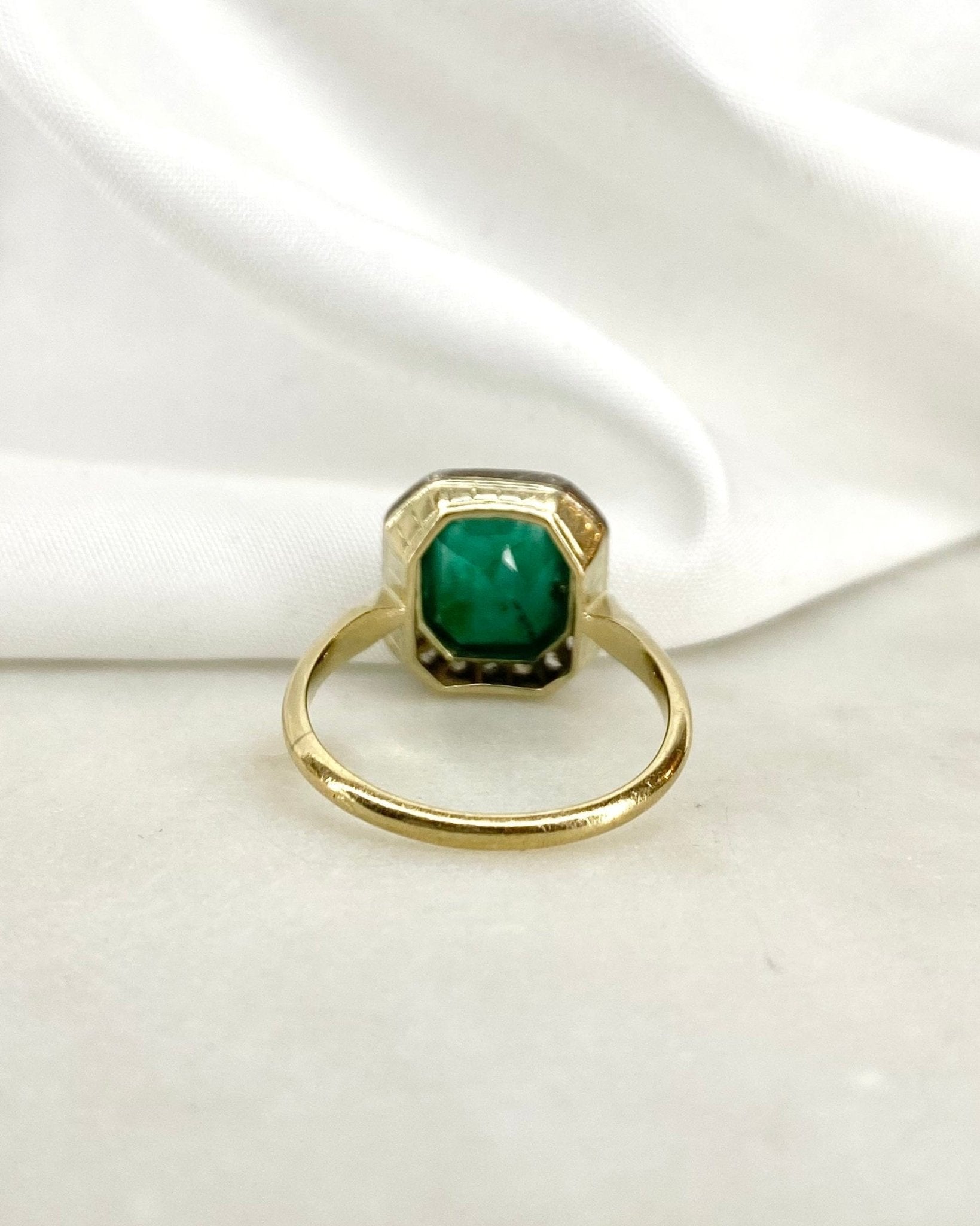 Bague XIXe siècle Marguerite Émeraude 2.65 carats &amp; 22 Diamants "Ornella" - Elliade Paris