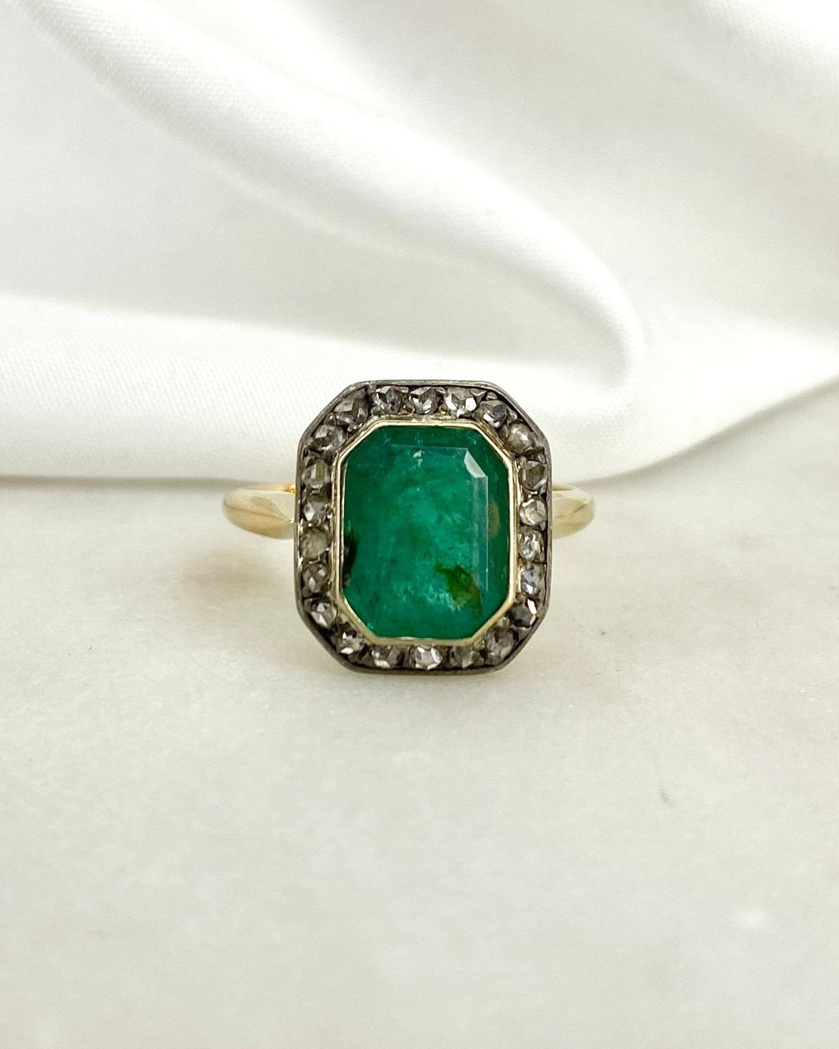 Bague XIXe siècle Marguerite Émeraude 2.65 carats &amp; 22 Diamants "Ornella" - Elliade Paris