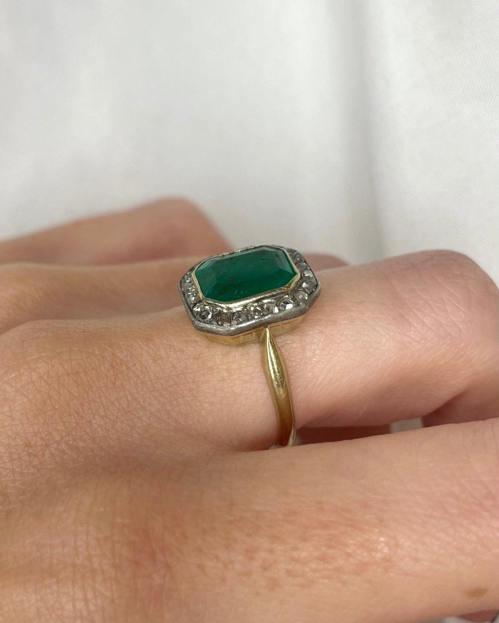 Bague XIXe siècle Marguerite Émeraude 2.65 carats &amp; 22 Diamants "Ornella" - Elliade Paris