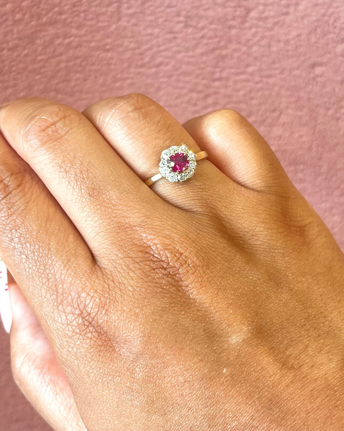 Anillo margarita de rubí de 0.71 quilates y diamantes de 0.28 quilates «Noémie»