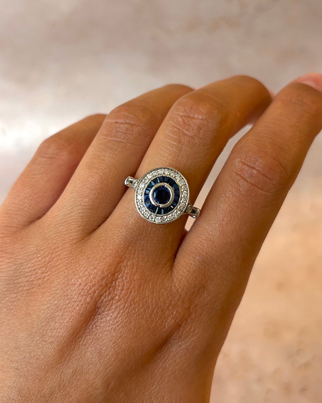 Bague Style Art-Déco Saphir Ceylan 0.67 carat &amp; Diamants 0.22 carat "Manuela"