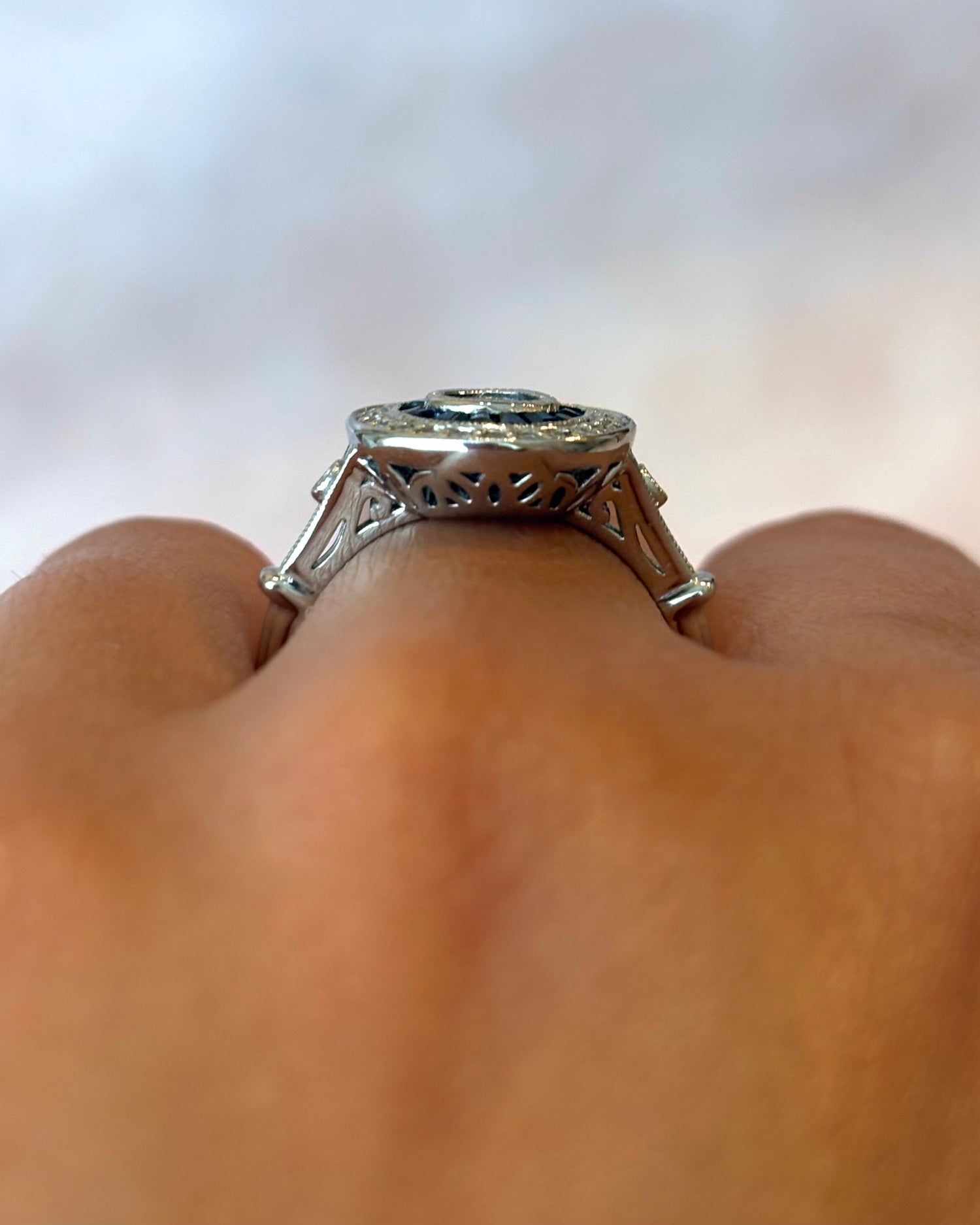 Anillo estilo Art Déco con zafiro de Ceilán de 0,67 quilates y diamantes de 0,22 quilates "Manuela"