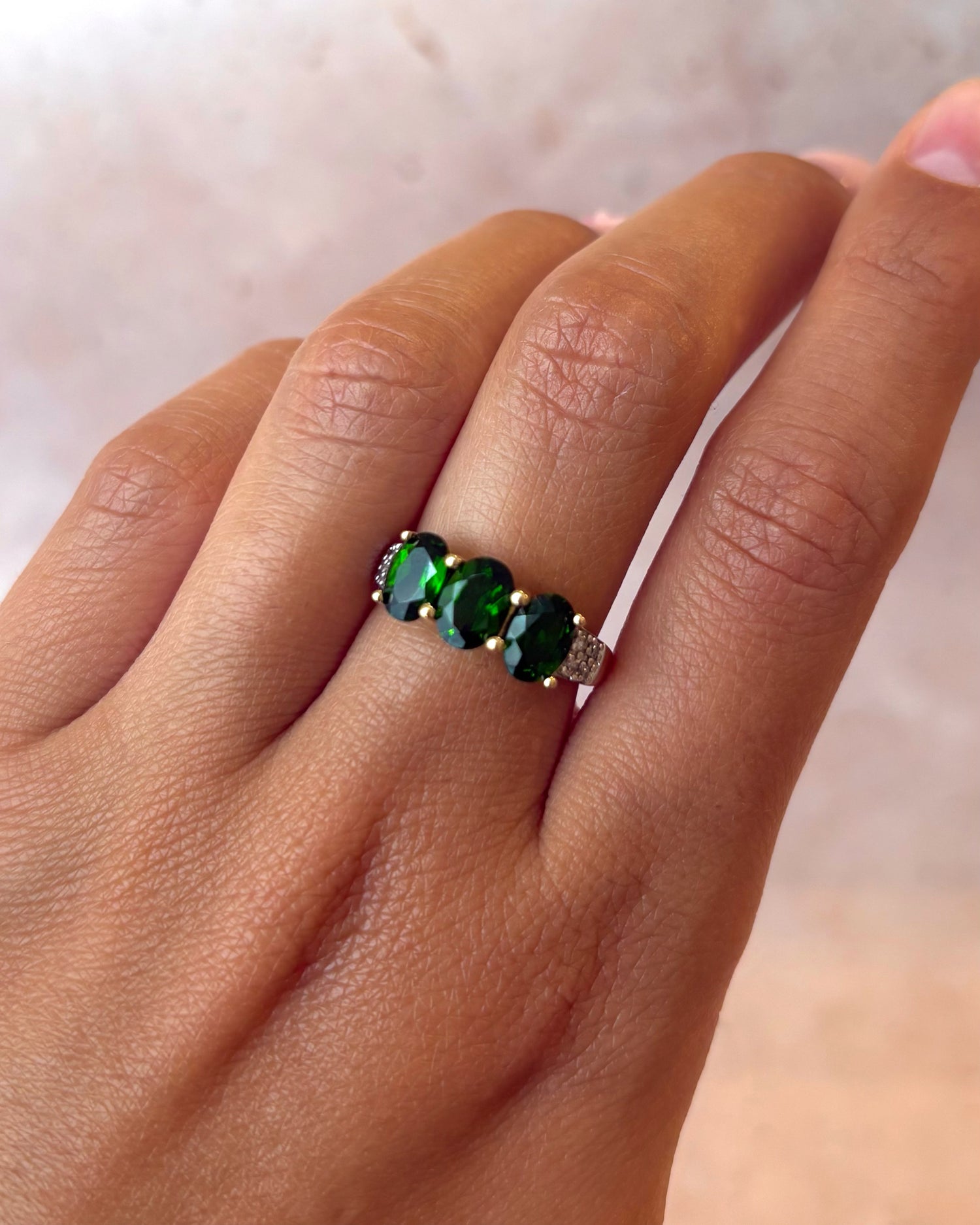 Anillo Rivière con Diopsidas de 2.49 quilates y Diamantes "Chloé"