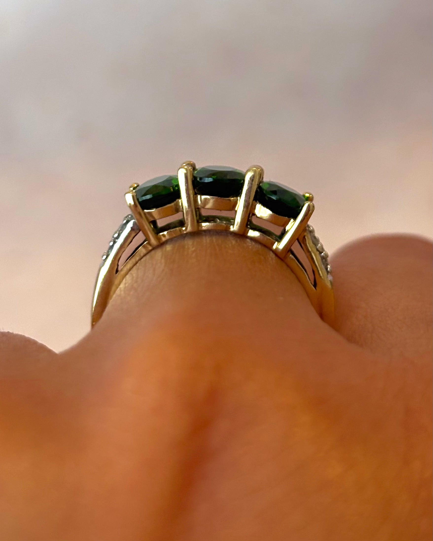 Anillo Rivière con Diopsidas de 2.49 quilates y Diamantes "Chloé"