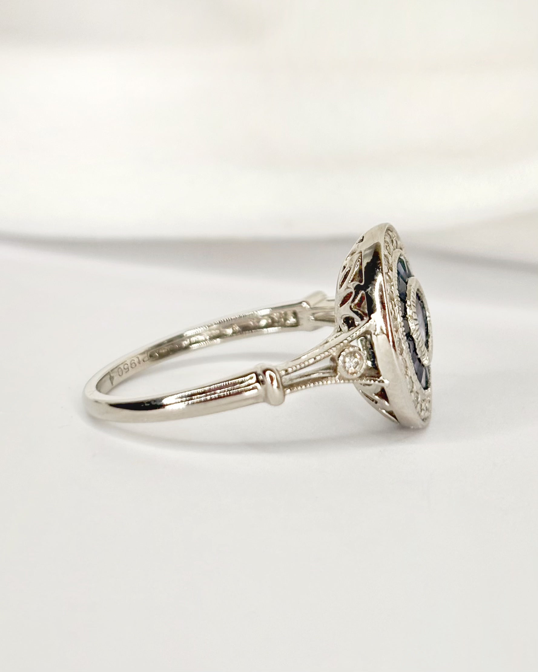 Anillo estilo Art Déco con zafiro de Ceilán de 0,67 quilates y diamantes de 0,22 quilates "Manuela"