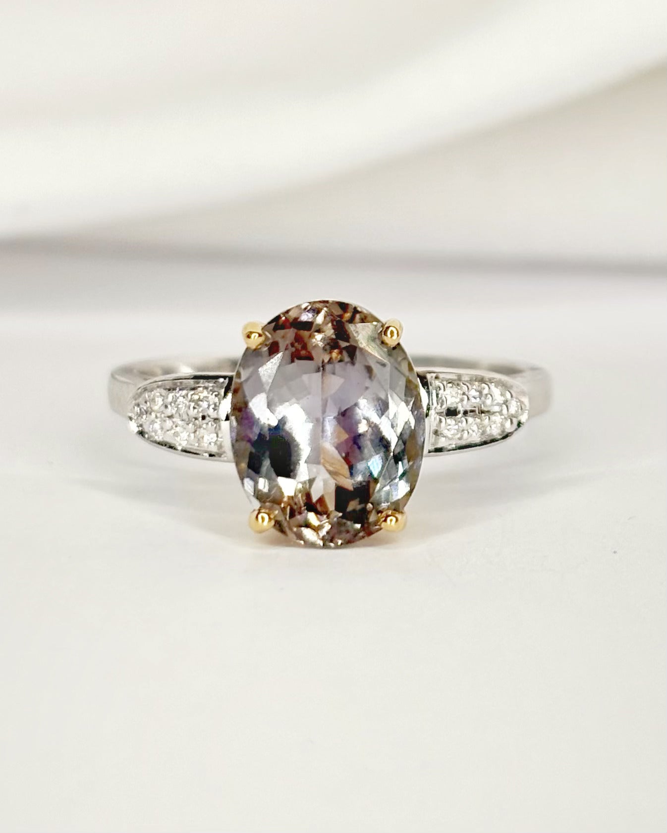 Anillo Solitario Tanzanita 2.95 quilates y Diamantes "Cyndelle"