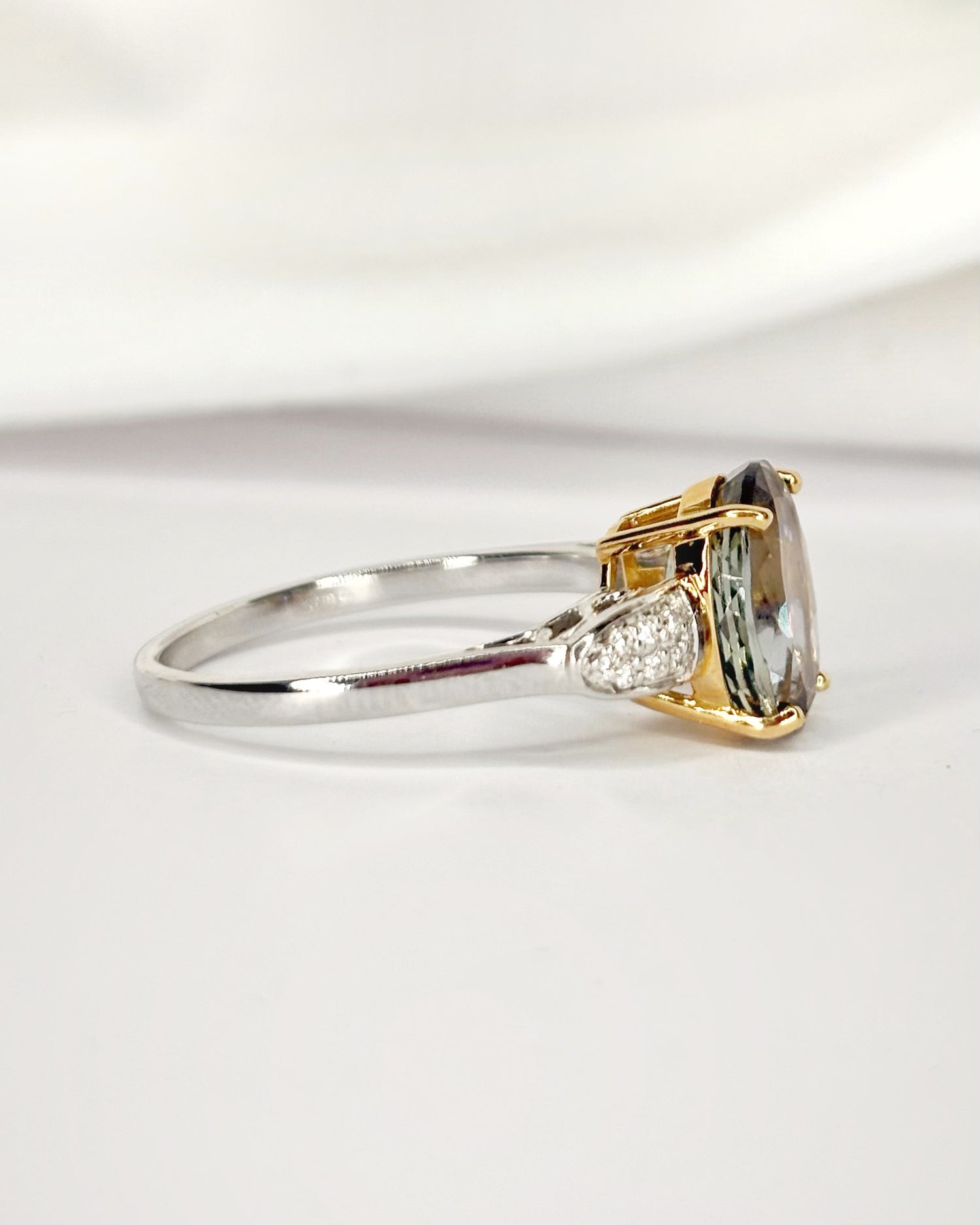 Anillo Solitario Tanzanita 2.95 quilates y Diamantes "Cyndelle"