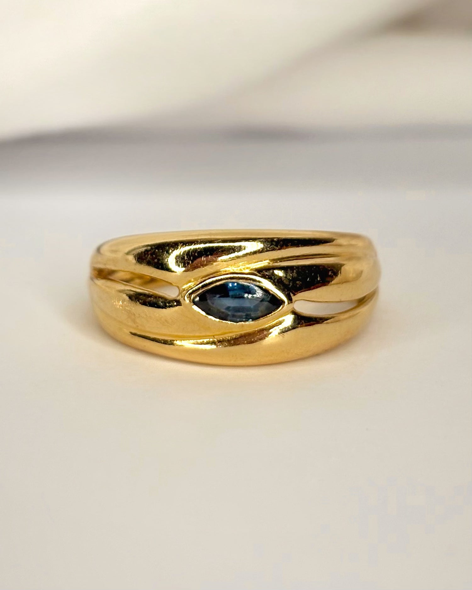 Anillo rígido con zafiro "Coline"