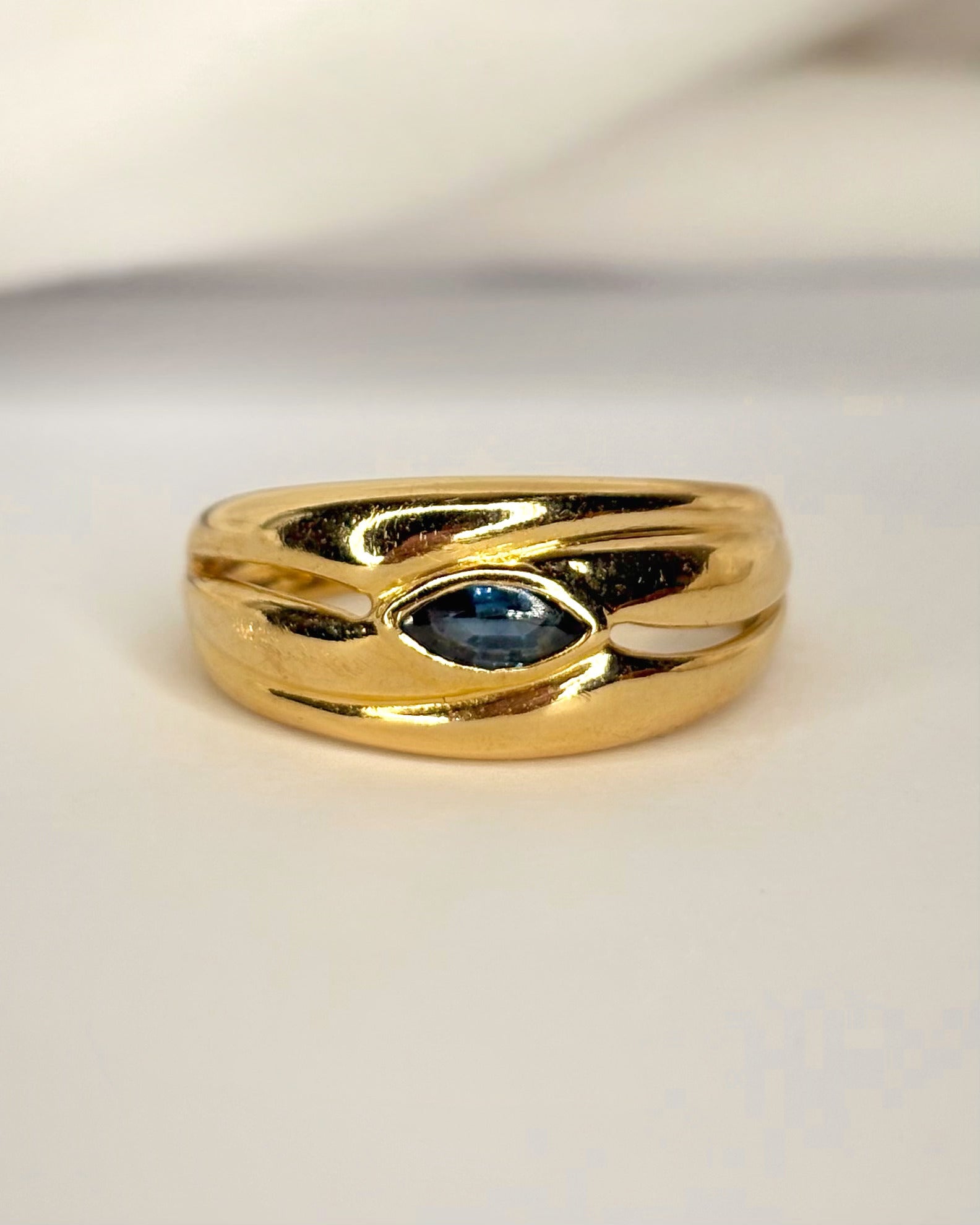 Anillo rígido con zafiro "Coline"