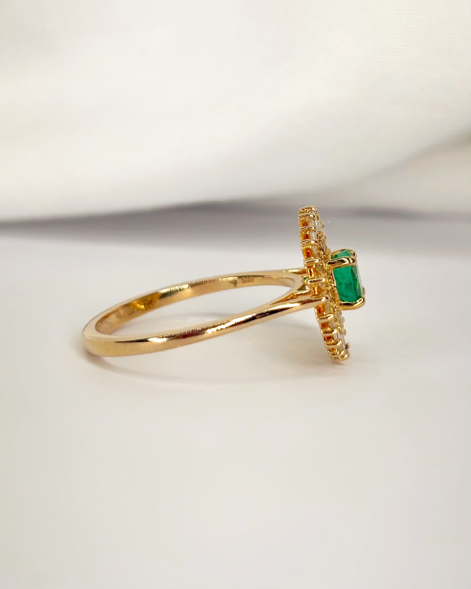 Anillo Marguerite Esmeralda 0,60 quilates y diamantes "Gratiane"