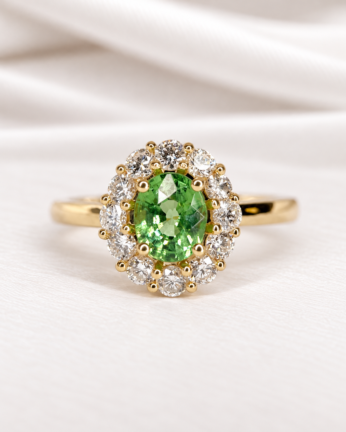 Anillo Margarita de Granate y Tsavorita de Tanzania de 1.14 quilates y Diamantes de 0.63 quilates «Aya»
