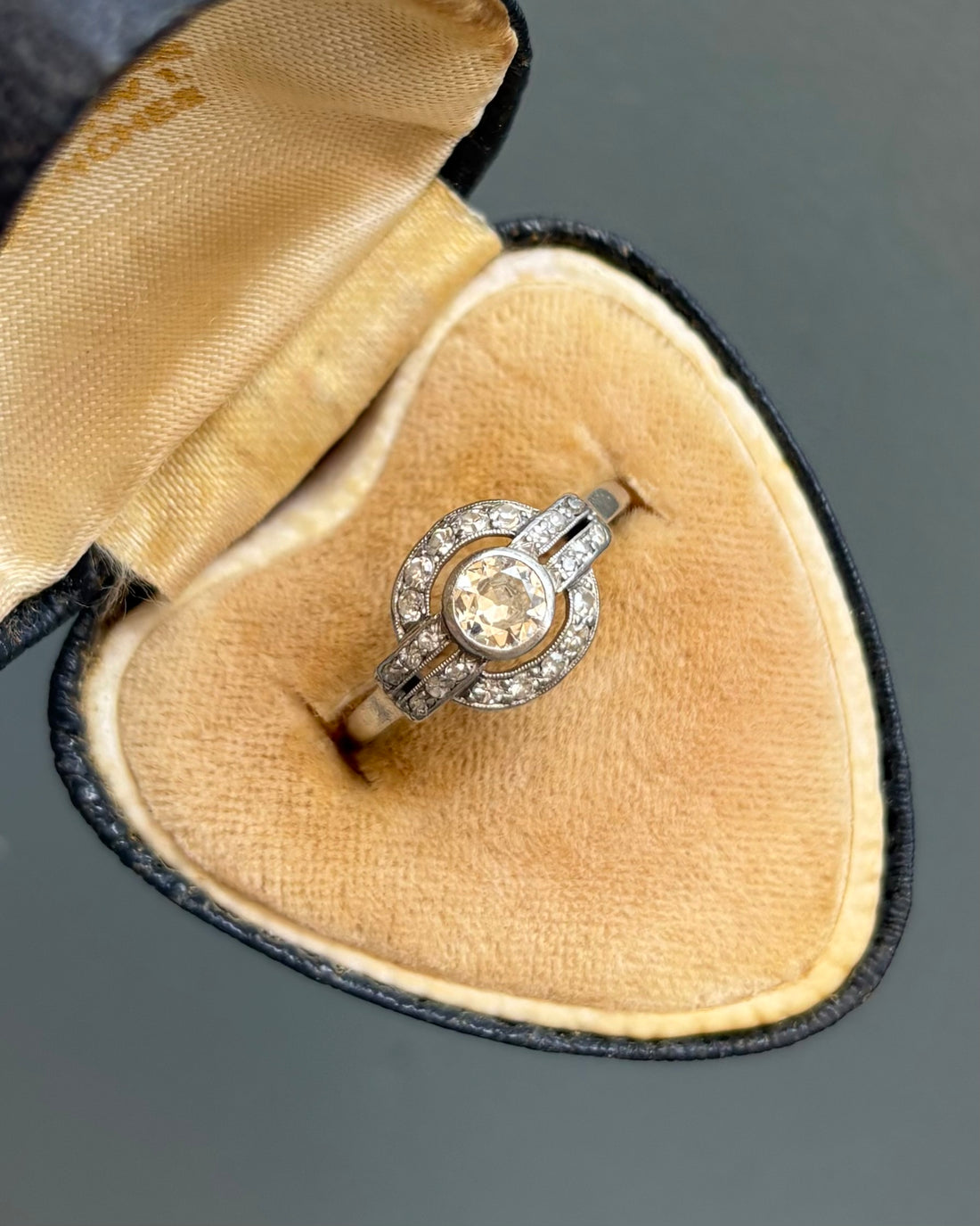 Bague Art-Déco 23 Diamants 0.87 carat &quot;Inaya&quot;