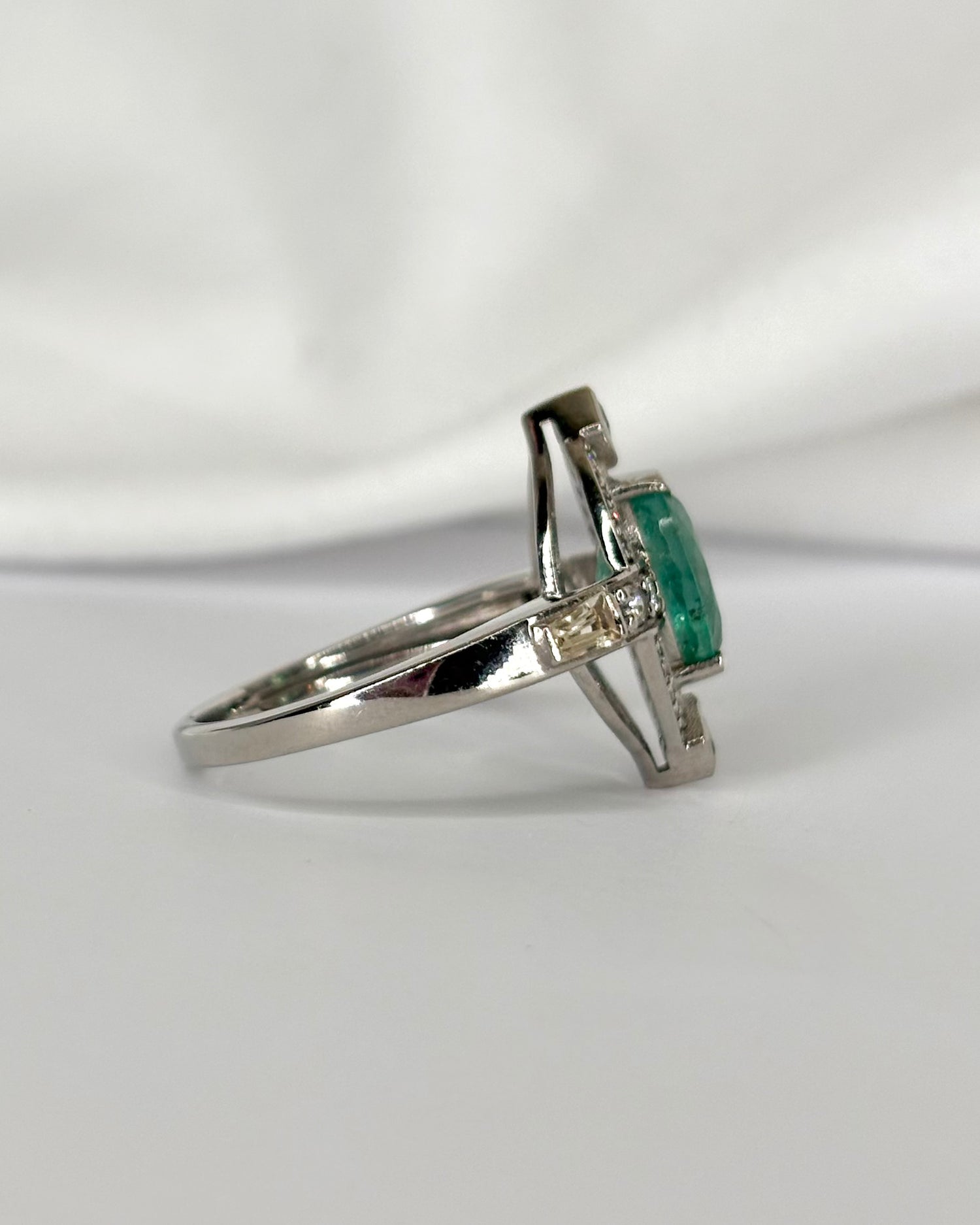 Bague Style Art Déco Émeraudes 1.64 carat &amp; Diamants 0.34 carat "Valentine" - Elliade Paris