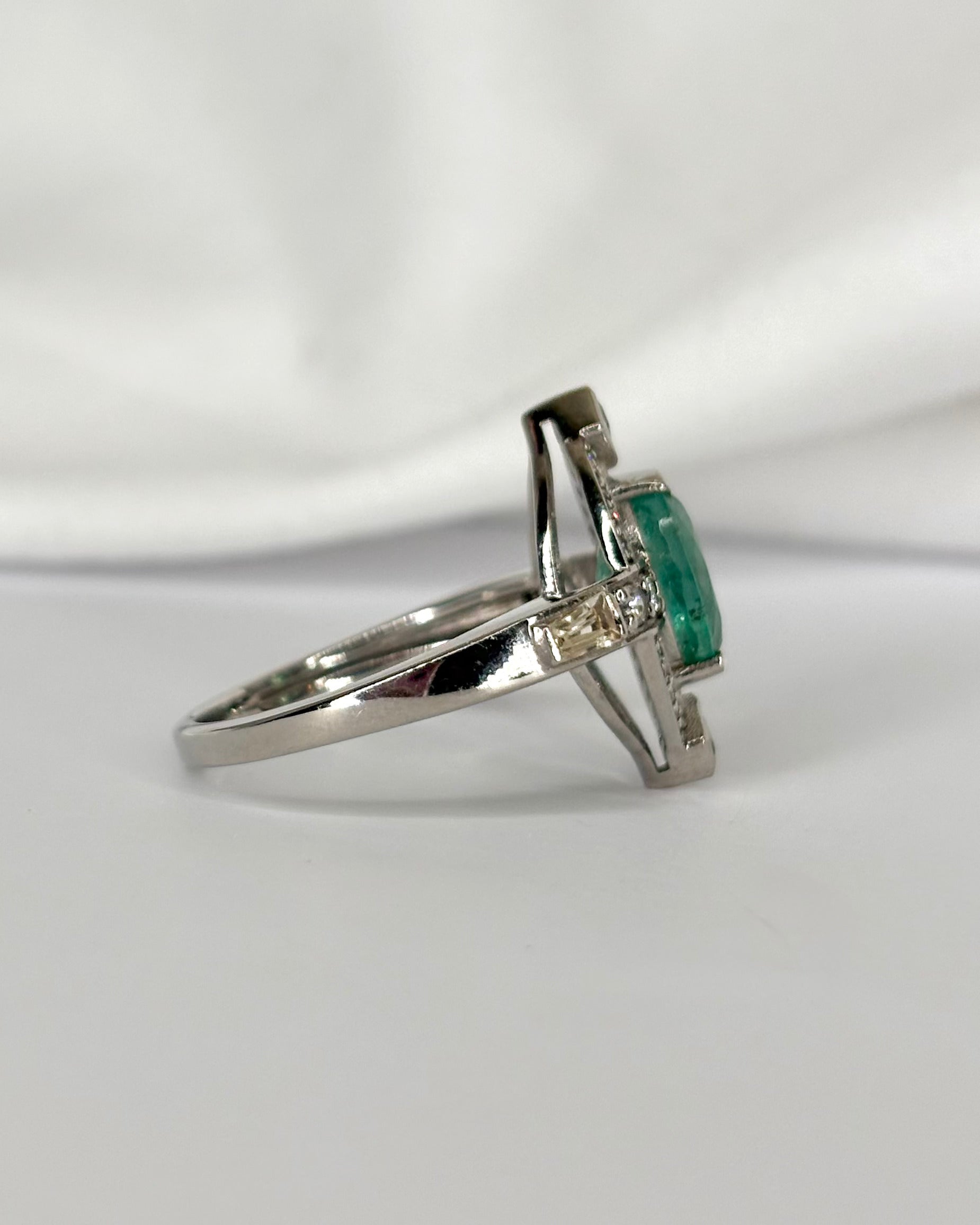 Bague Style Art Déco Émeraudes 1.64 carat &amp; Diamants 0.34 carat "Valentine" - Elliade Paris