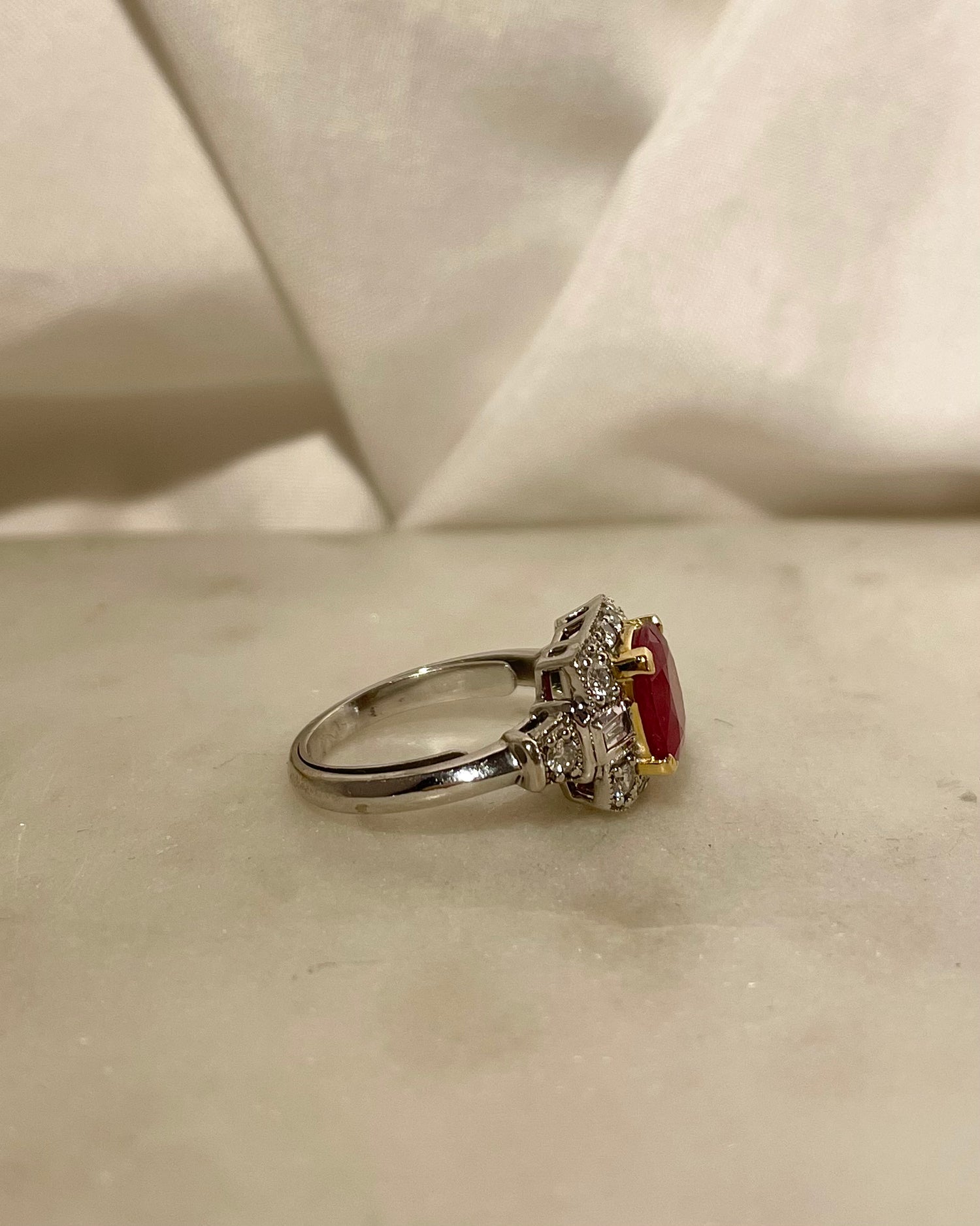 Bague Art-Déco Rubis 2.90 carats &amp; 14 Diamants &quot;Milo&quot;