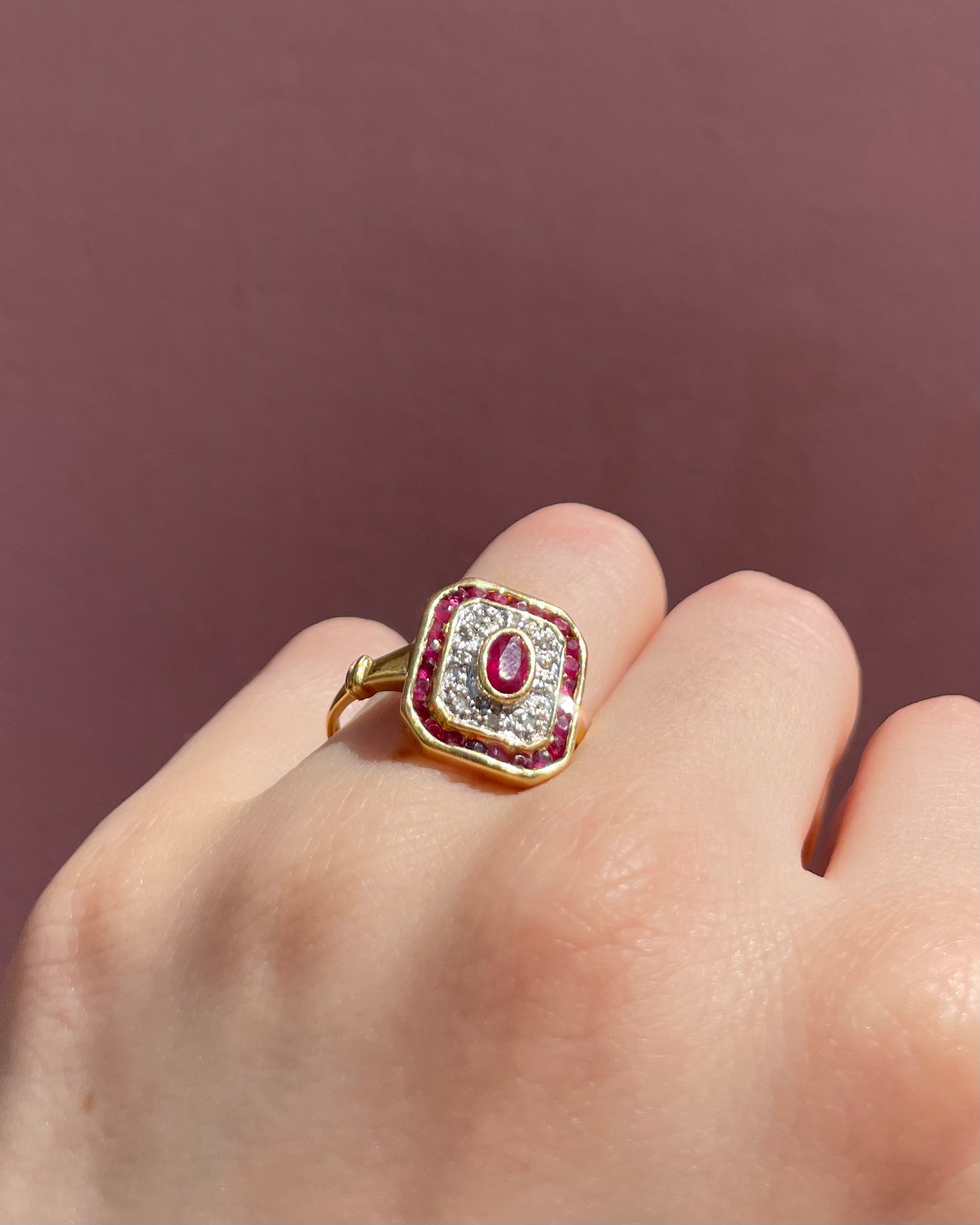 Anillo estilo Art Déco Rubí 1.02 quilates y diamantes "Olivia"