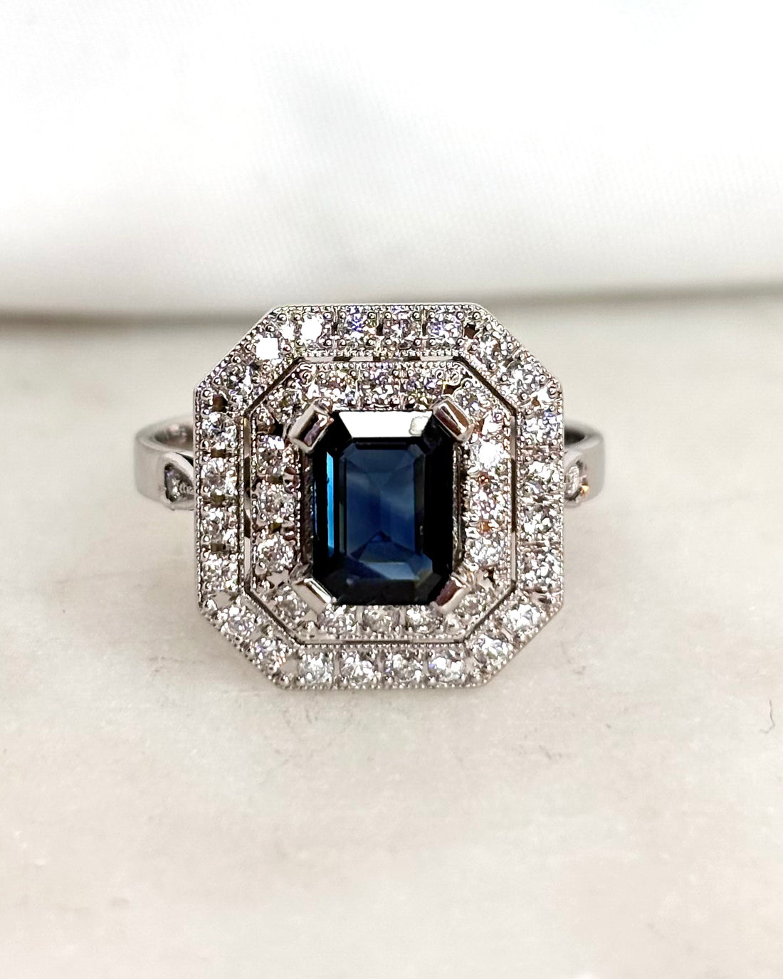 Bague Style Art Déco Saphir 1 carat &amp; 42 Diamants &quot;Ninon&quot;