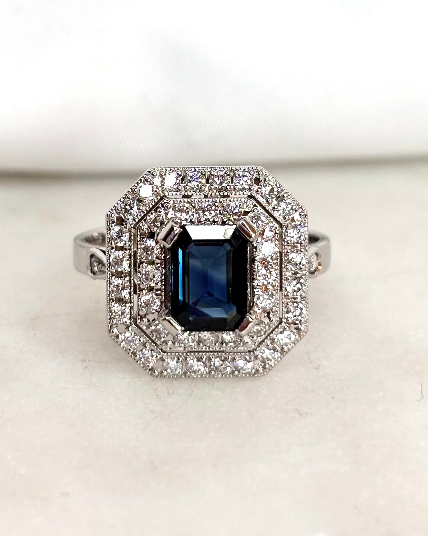 Bague Style Art Déco Saphir 1 carat &amp; 42 Diamants &quot;Ninon&quot;
