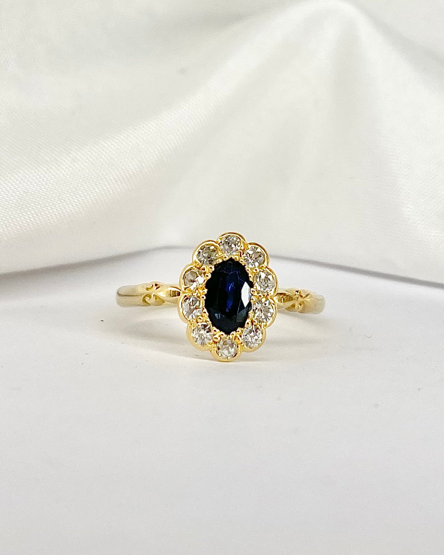 Bague Marguerite Art-déco Saphir 0.62 carat &amp; 10 Diamants &quot;Rafaela&quot;