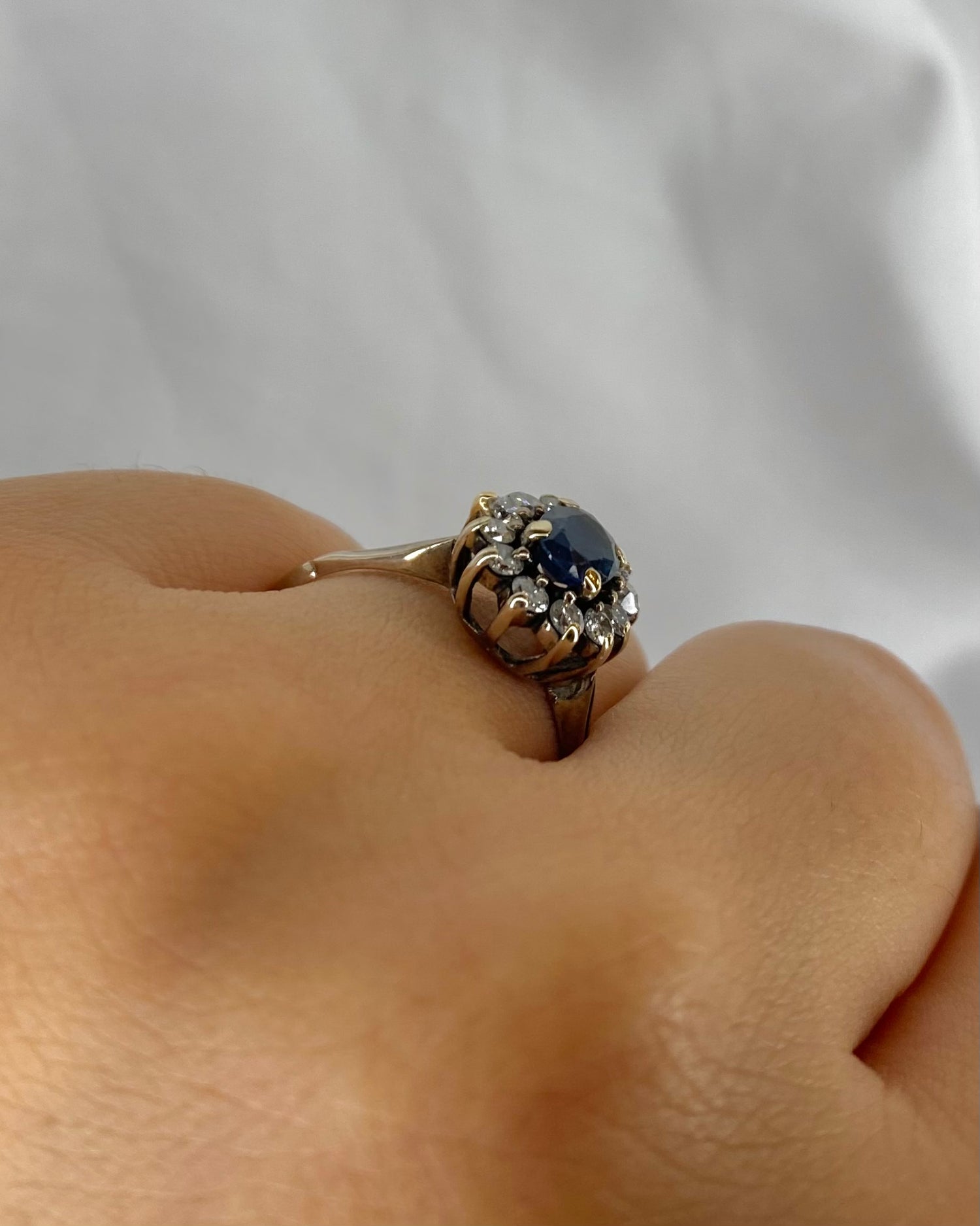 Bague Marguerite Saphir 0.90 carat &amp; 12 Diamants &quot;Amalia&quot;