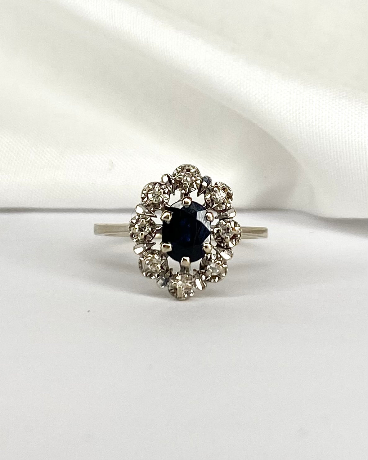 Bague Marguerite Saphir 0.60 carat &amp; 8 Diamants &quot;Mathilda&quot;