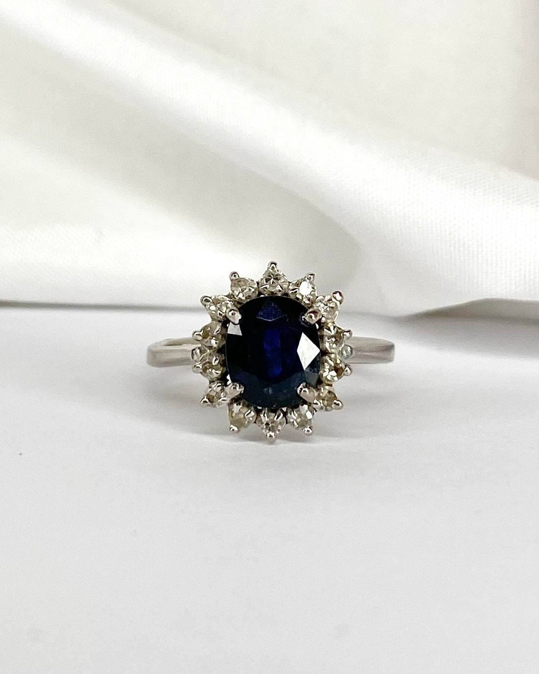 Bague Marguerite Saphir 1.20 carat &amp; 14 Diamants &quot;Gina&quot;