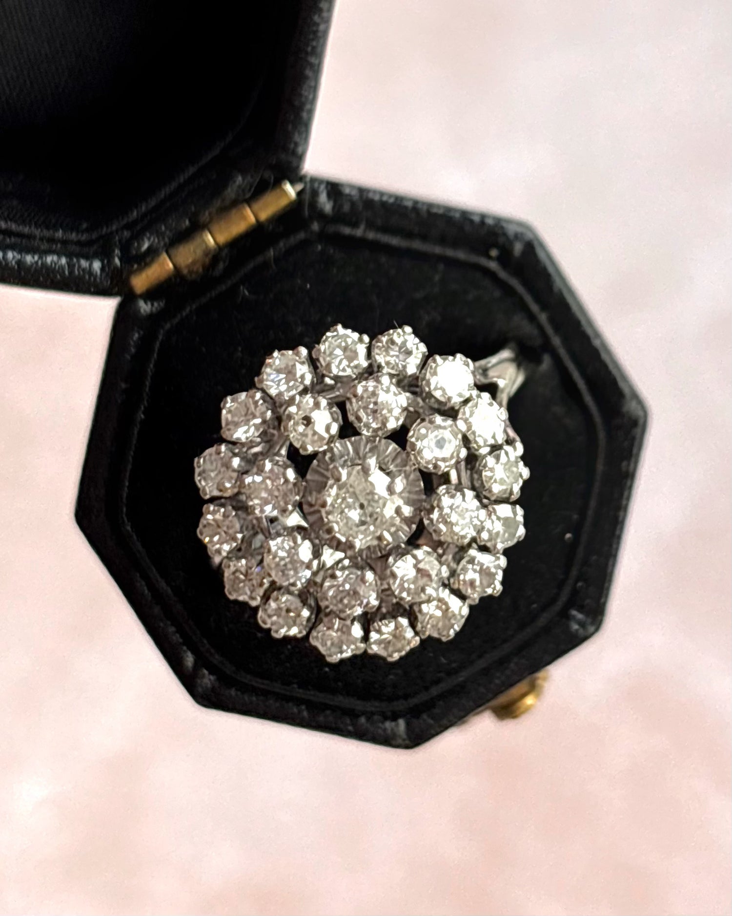 Bague Marguerite Diamants 1.56 carat, Or gris &amp; Platine 6g "Vera"