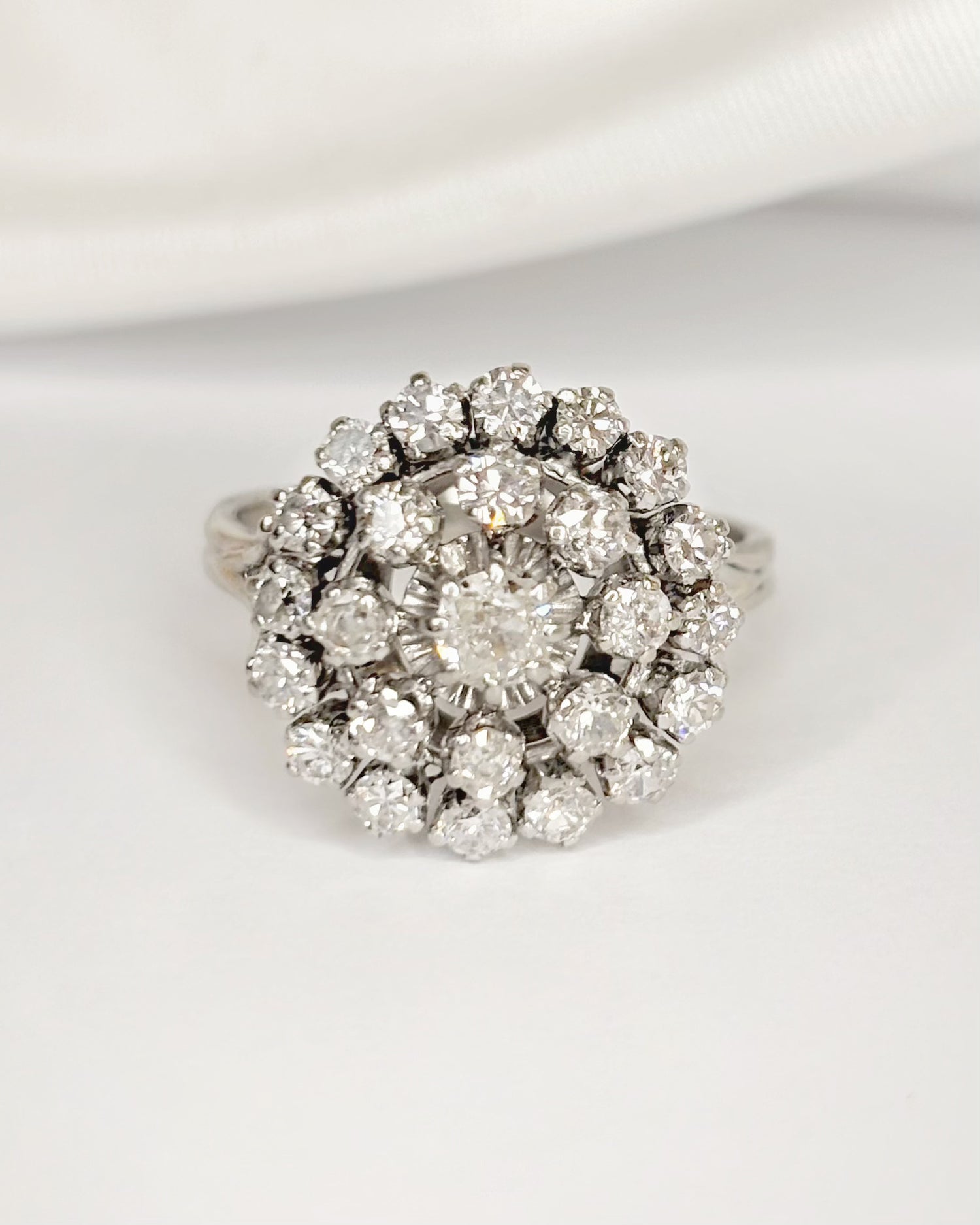 Bague Marguerite Diamants 1.56 carat, Or gris &amp; Platine 6g "Vera"